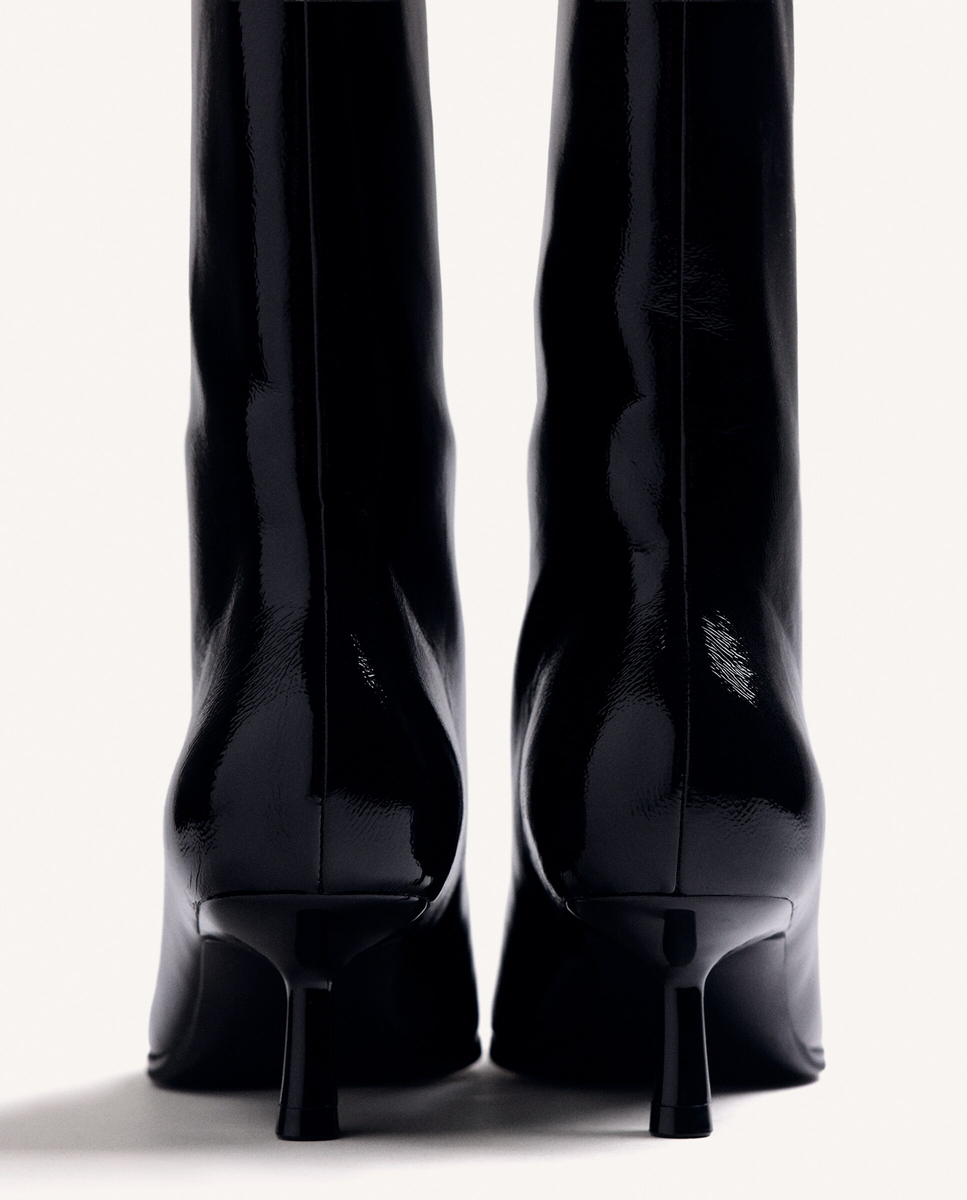 Botas Básicas com Cano Alto e Largo e Tacão Tipo Kitten Preto-4
