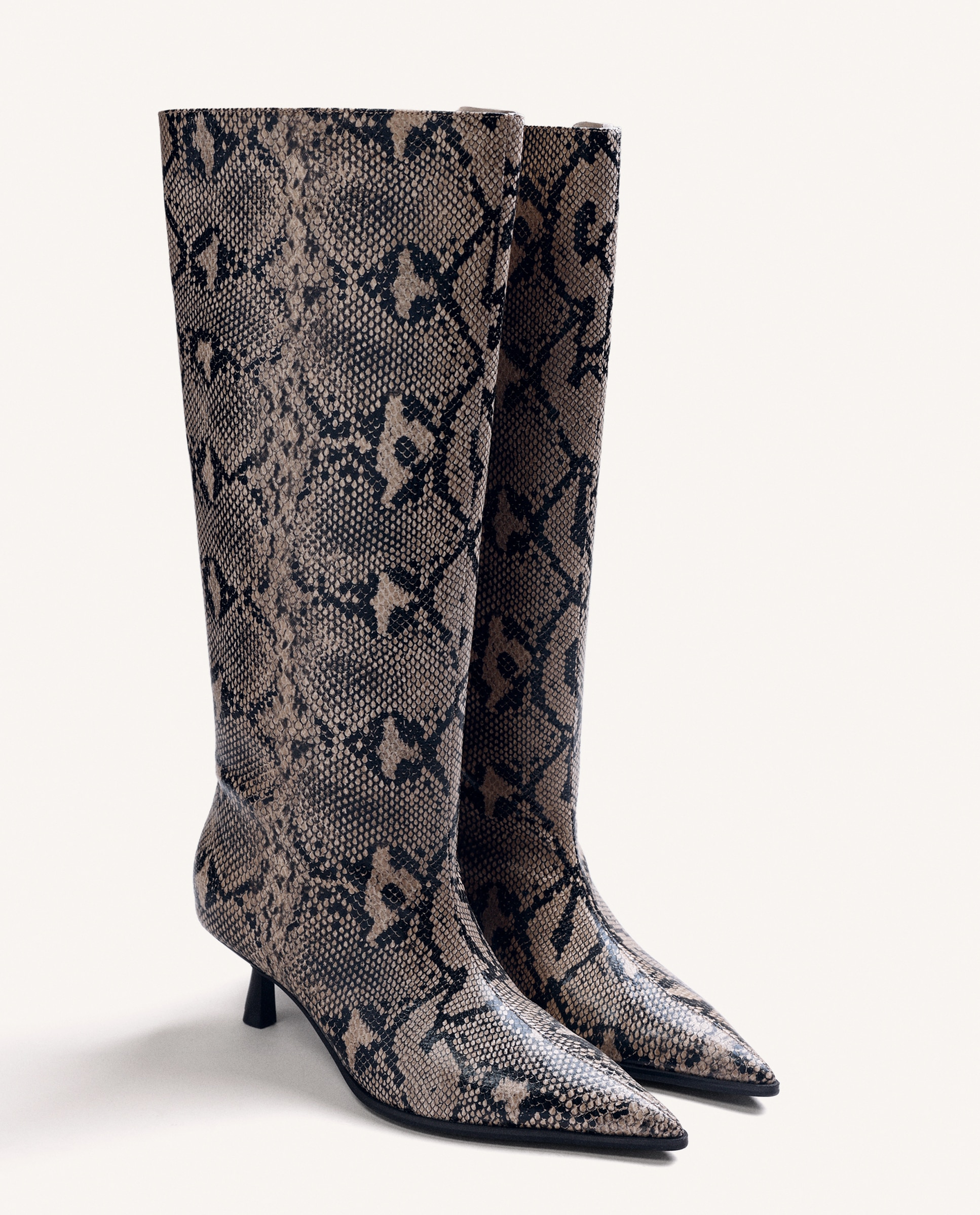 Botas Básicas com Cano Alto e Largo e Tacão Tipo Kitten Estampado-2