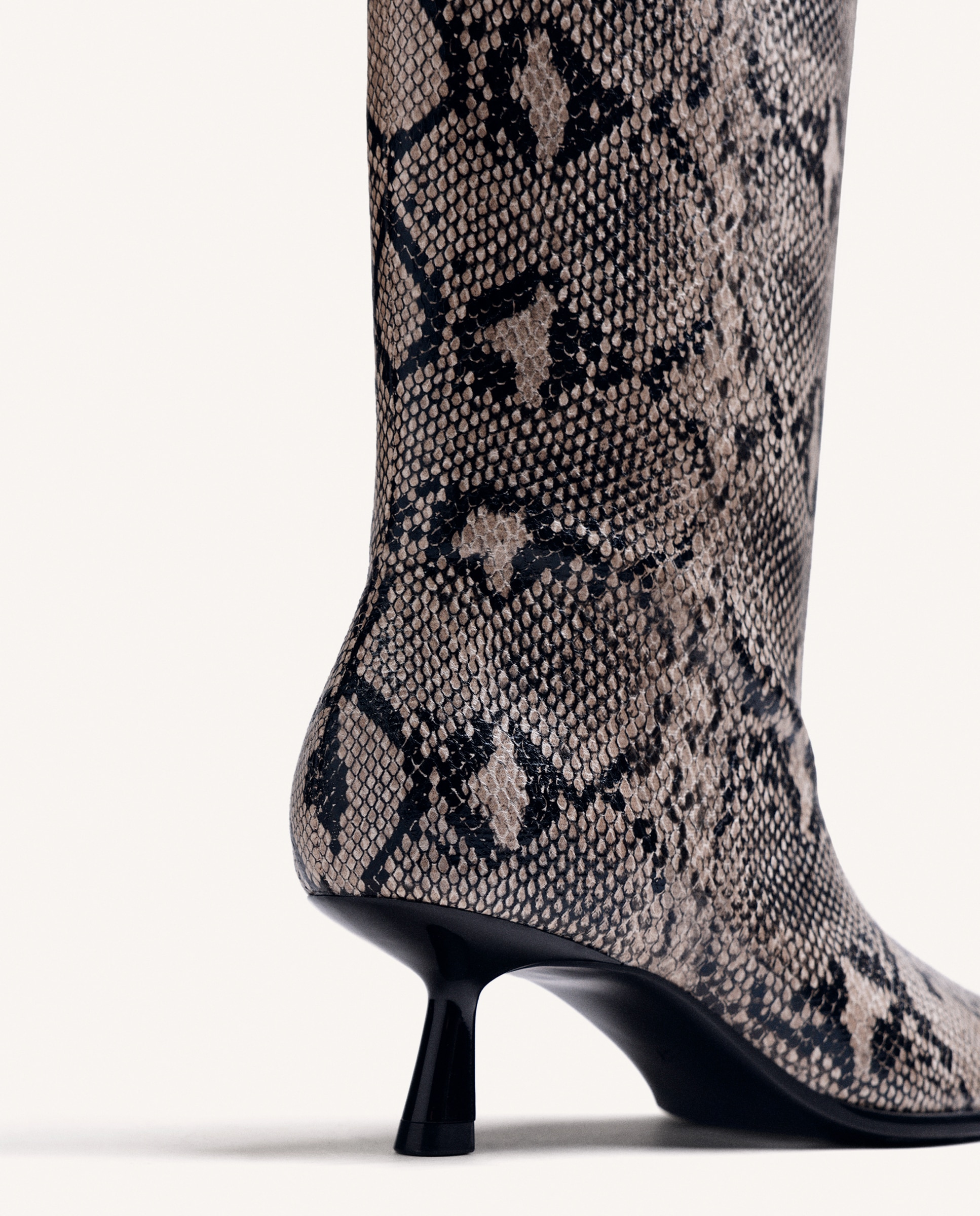 Botas Básicas com Cano Alto e Largo e Tacão Tipo Kitten Estampado-4