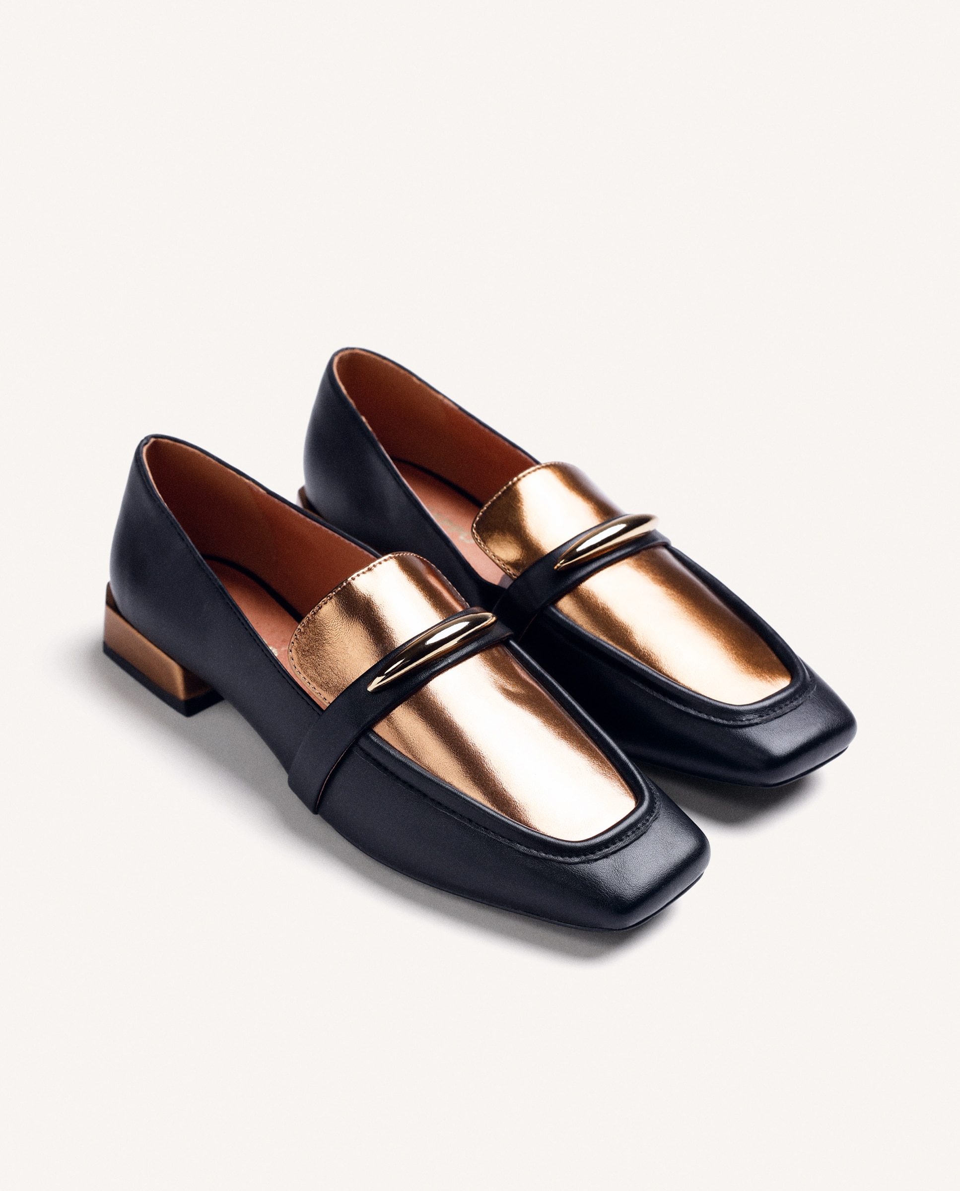 Mocassins de Pele com Adorno Metalizado e Palmilha Acolchoada Preto-2