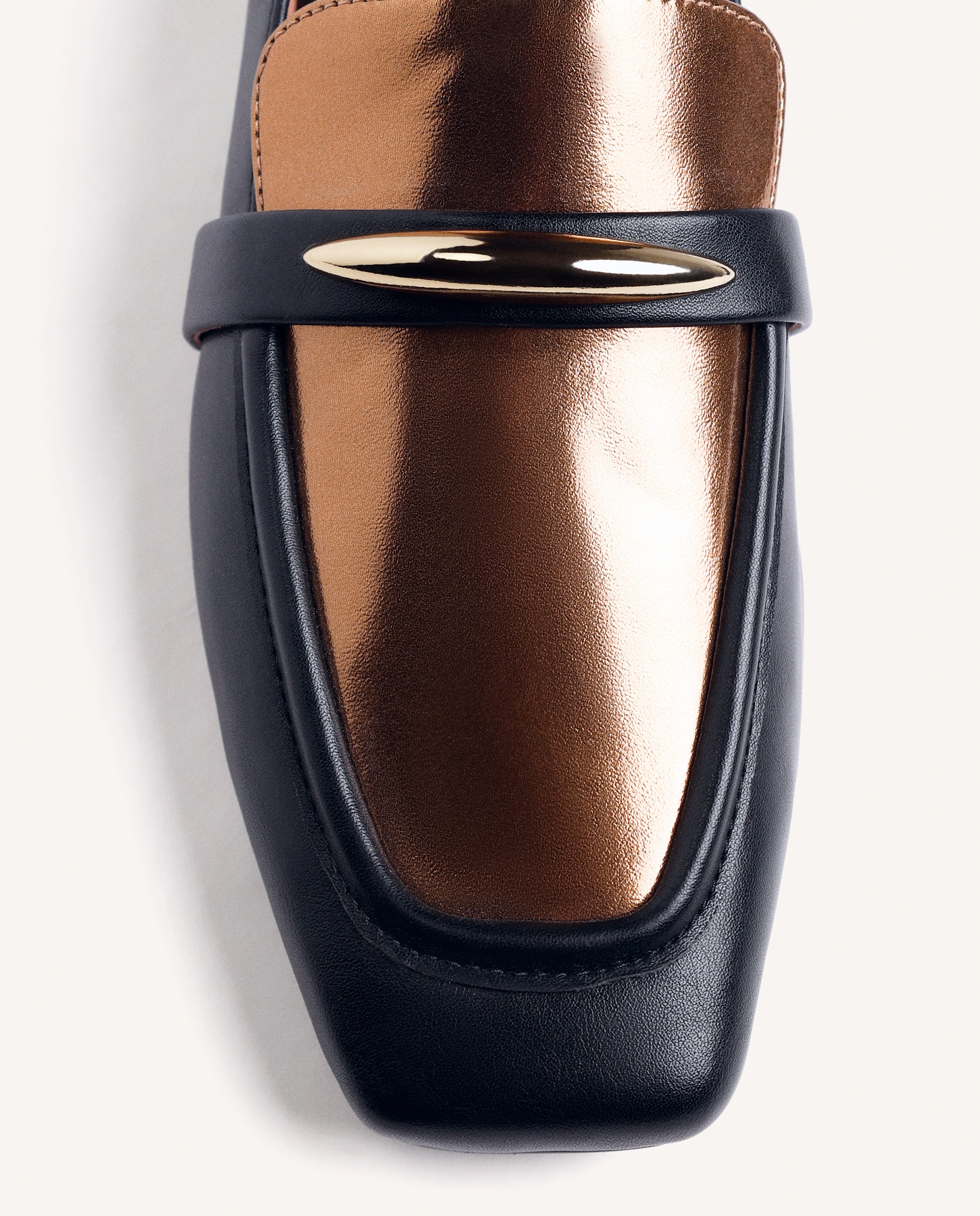 Mocassins de Pele com Adorno Metalizado e Palmilha Acolchoada Preto-3