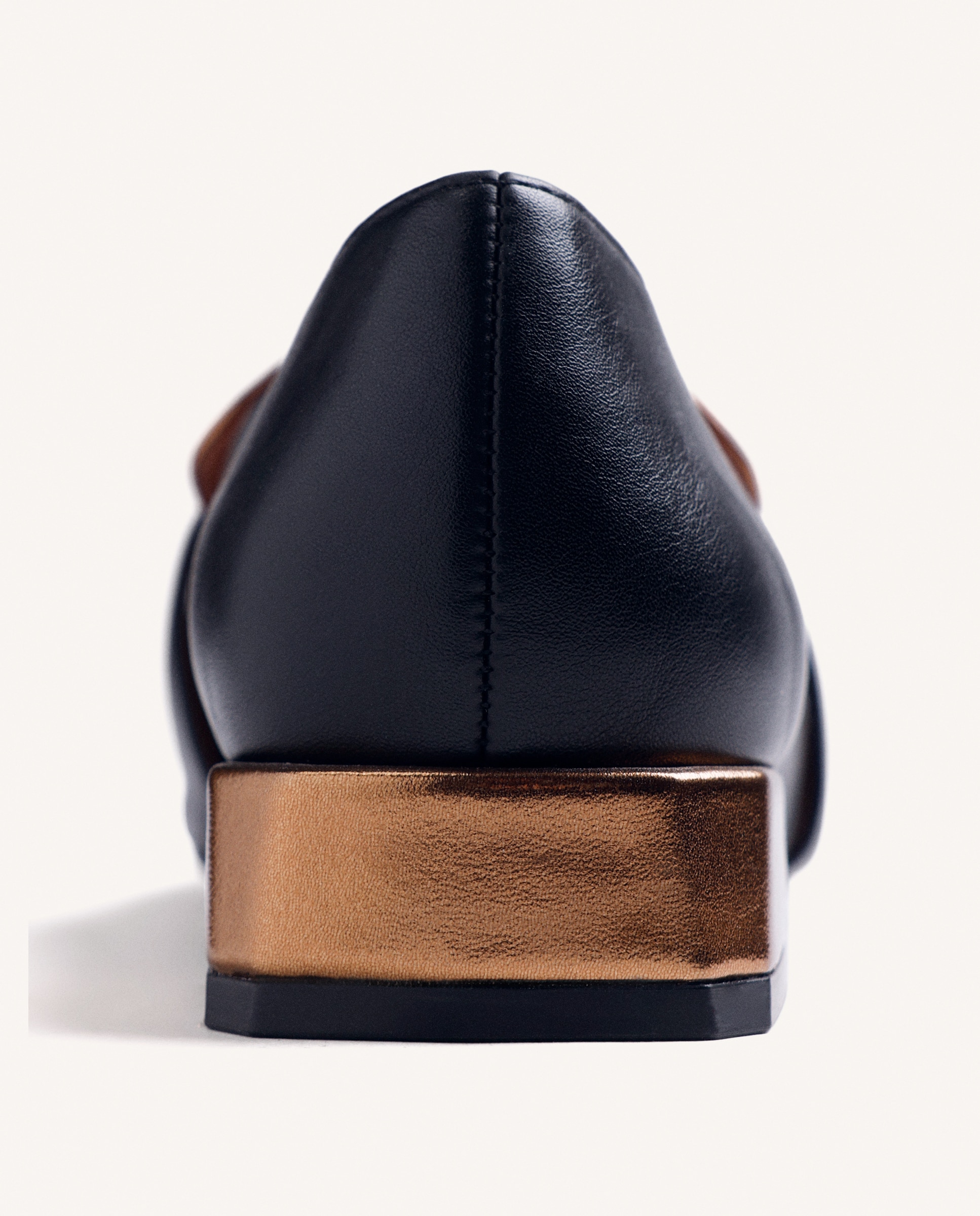 Mocassins de Pele com Adorno Metalizado e Palmilha Acolchoada Preto-4