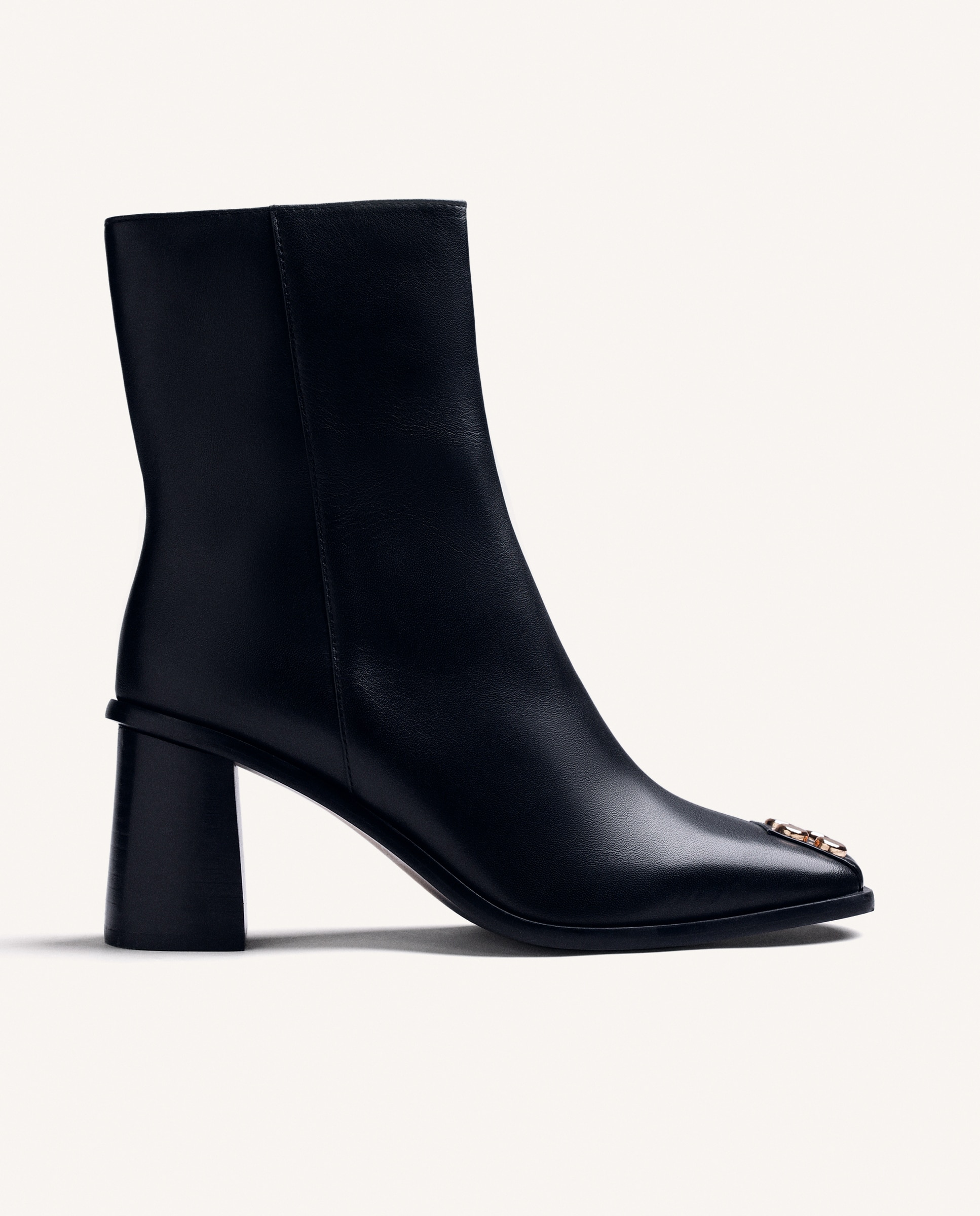 Imagem 0 de Botins Básicos de Pele com Detalhe de Tachas