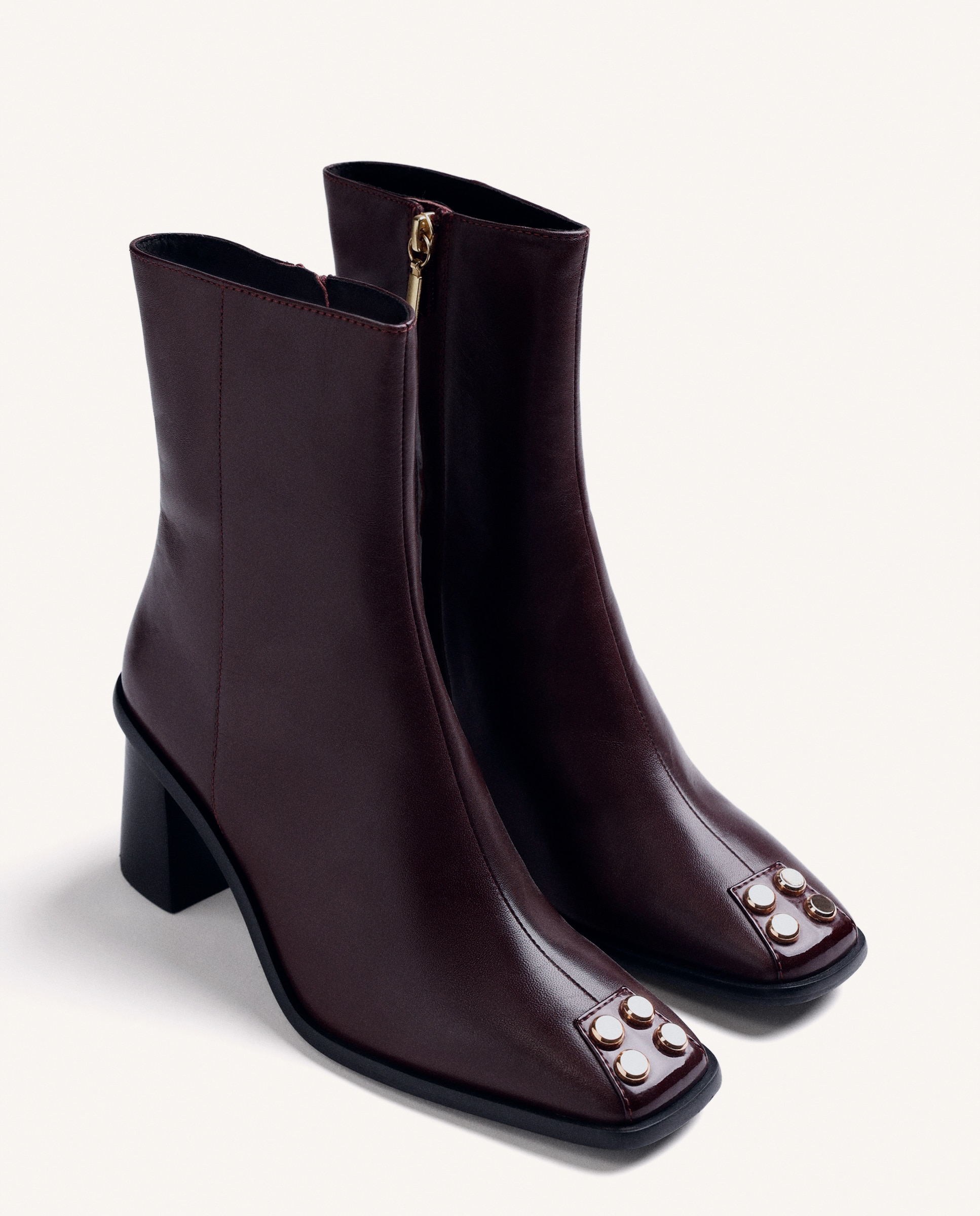 Botins Básicos de Pele com Detalhe de Tachas Bordeaux-2