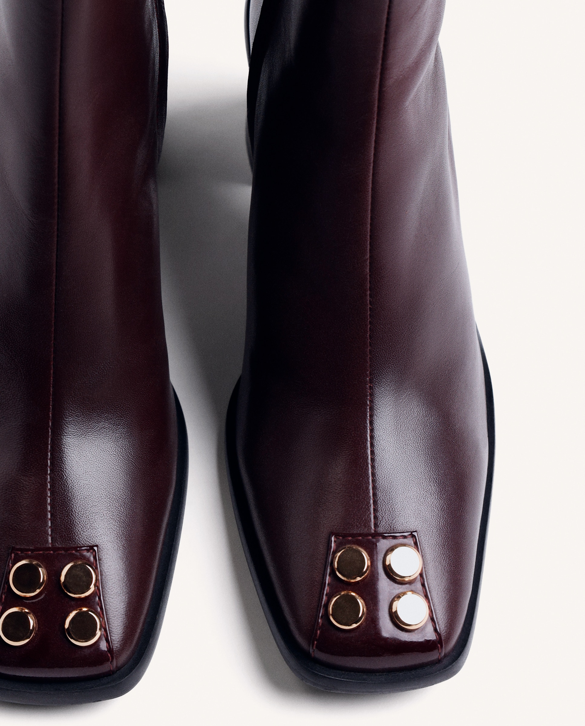 Botins Básicos de Pele com Detalhe de Tachas Bordeaux-3