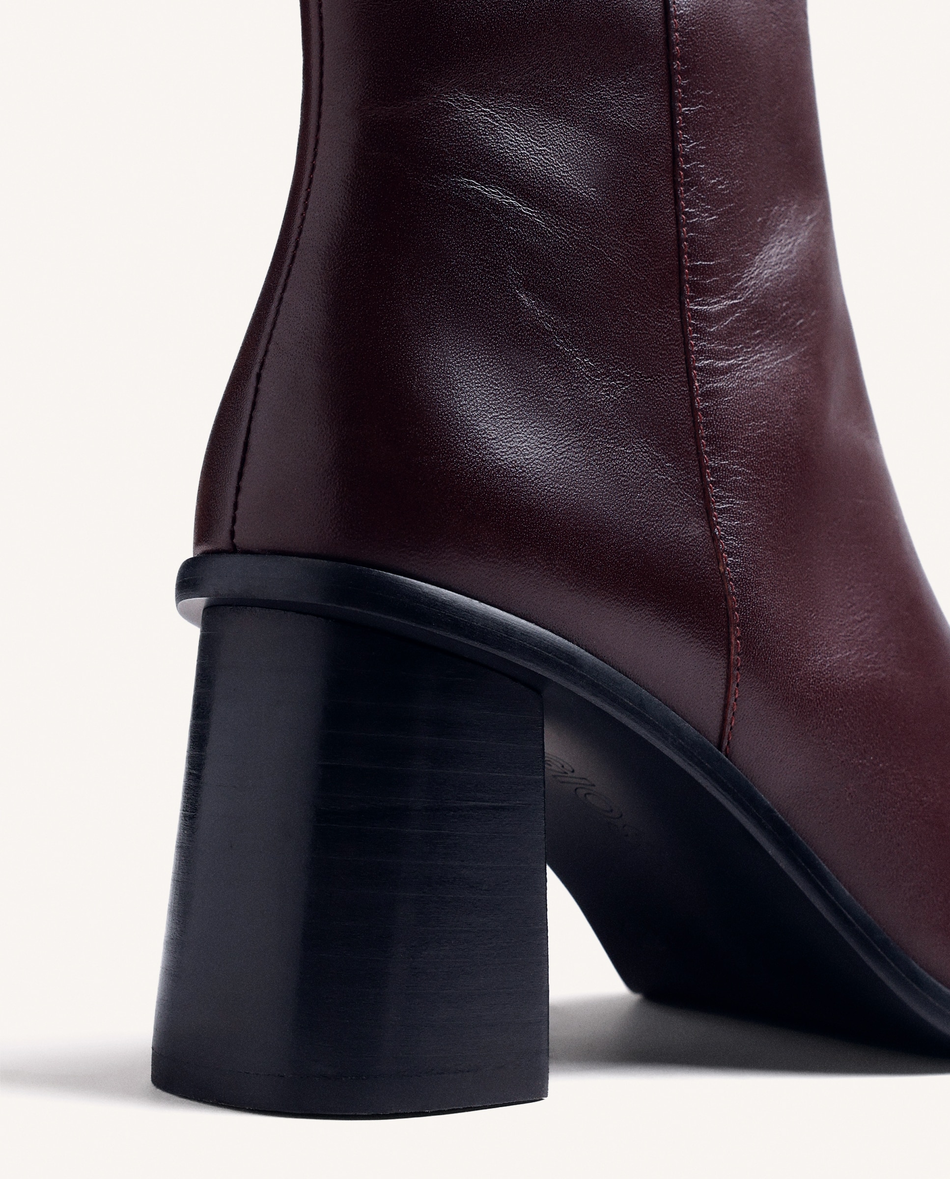Botins Básicos de Pele com Detalhe de Tachas Bordeaux-4
