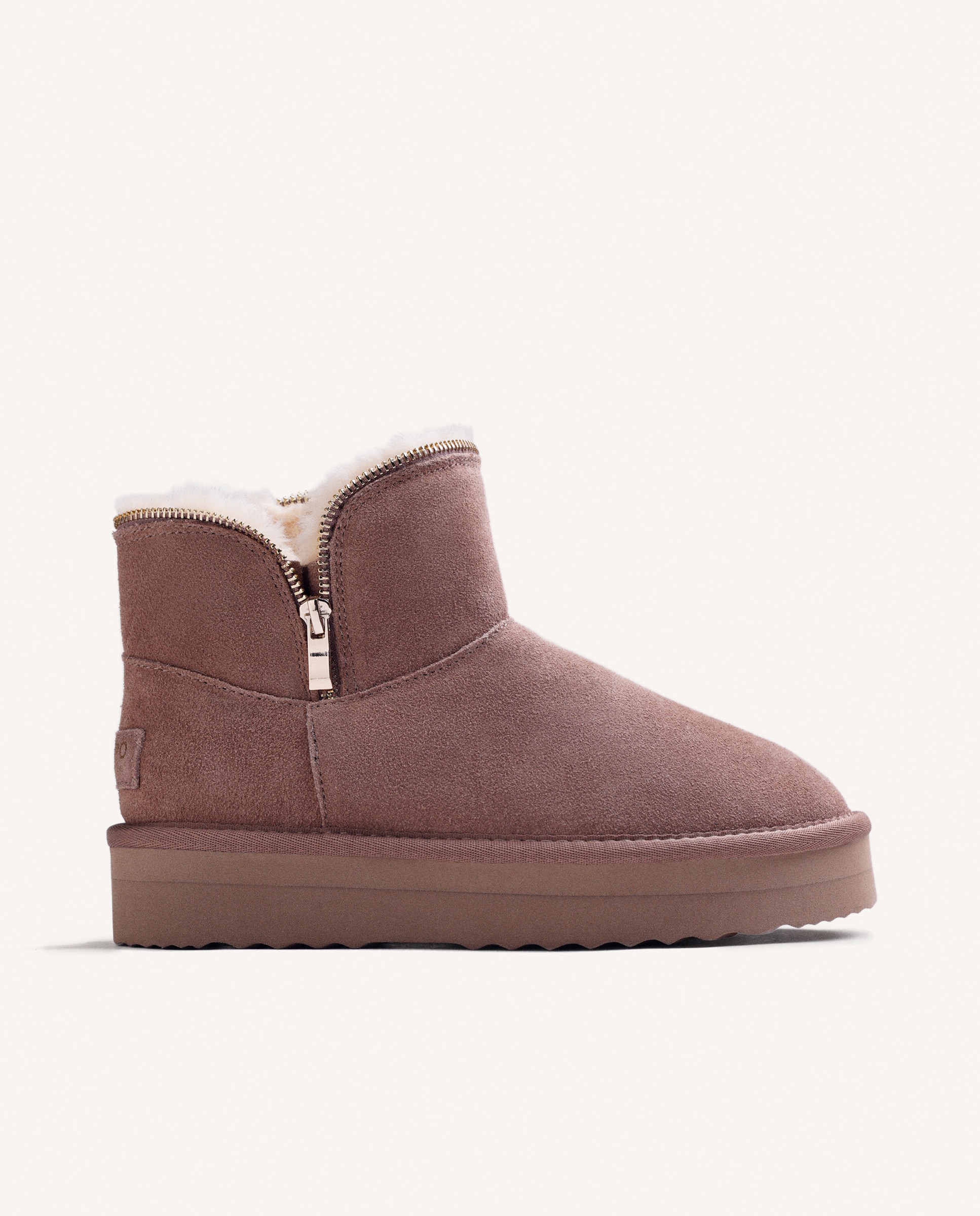 Imagem 0 de Botas de Pelo em Pele Camurça Estilo Australianas com Detalhe de Fecho Zip e Plataforma