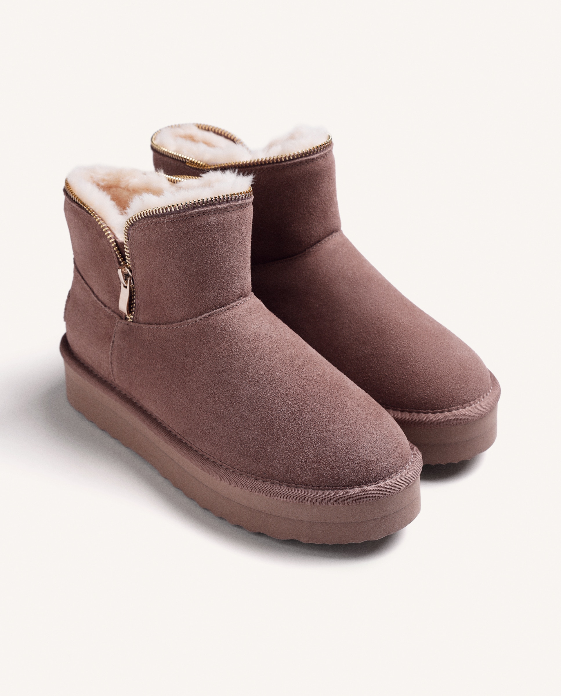 Botas de Pelo em Pele Camurça Estilo Australianas com Detalhe de Fecho Zip e Plataforma Taupe-2