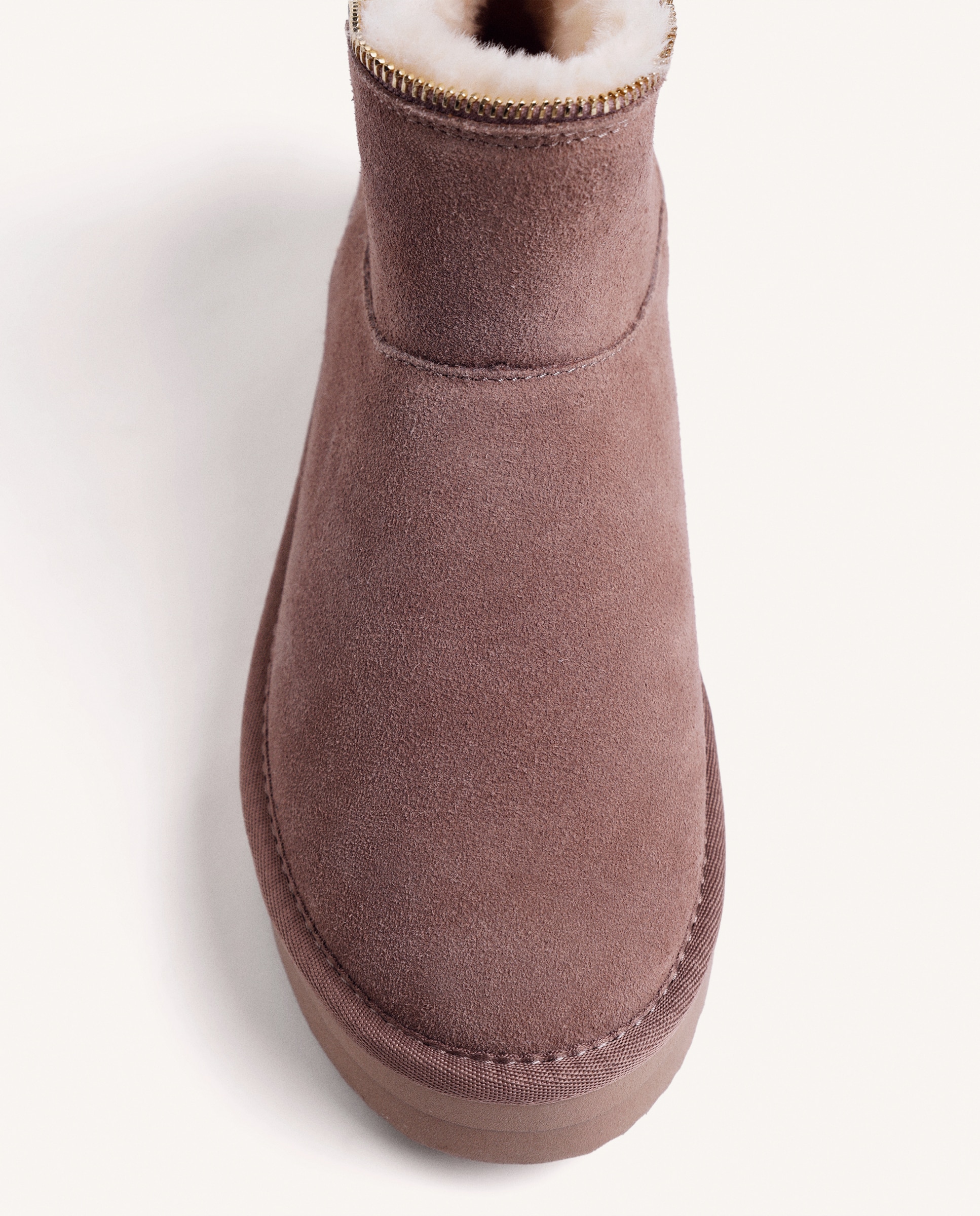 Botas de Pelo em Pele Camurça Estilo Australianas com Detalhe de Fecho Zip e Plataforma Taupe-3