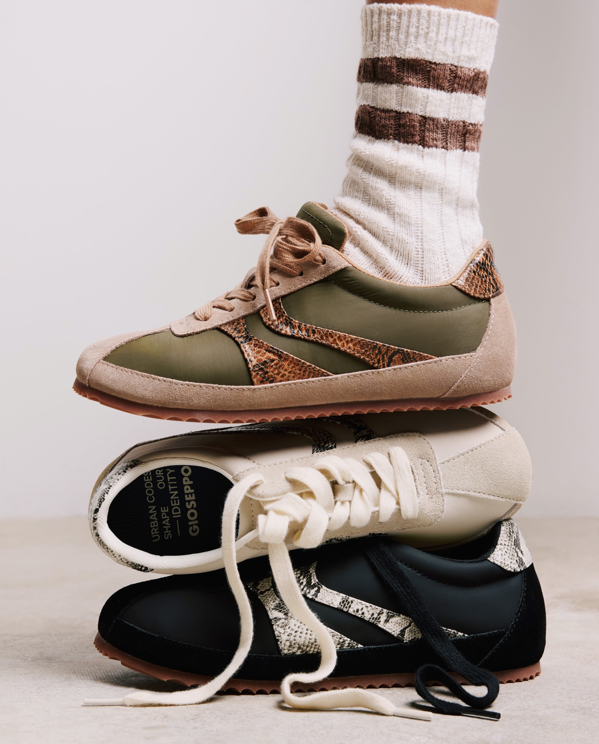 Sapatilhas Desportivas de Pele Camurça e Nylon com Estampado de Serpente Caqui-5