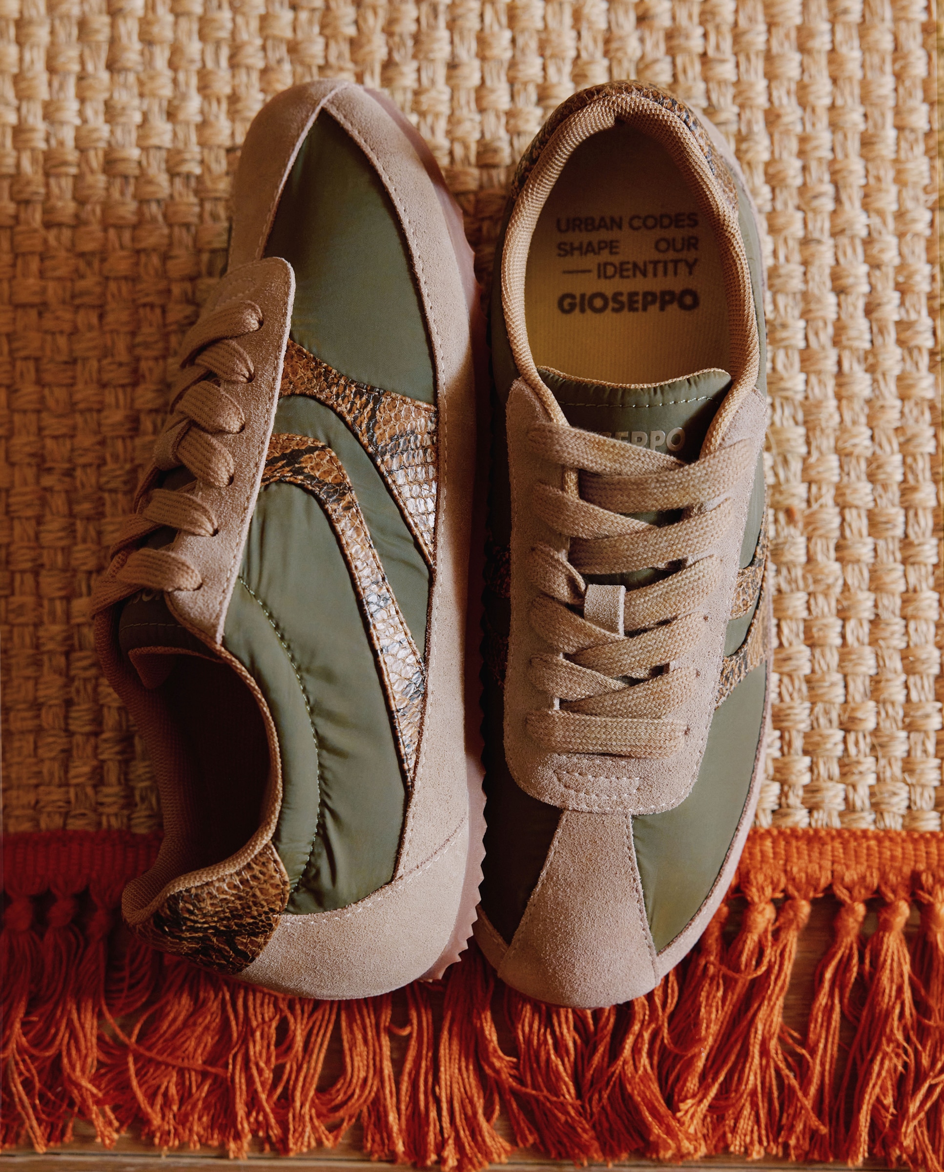 Sapatilhas Desportivas de Pele Camurça e Nylon com Estampado de Serpente Caqui-6