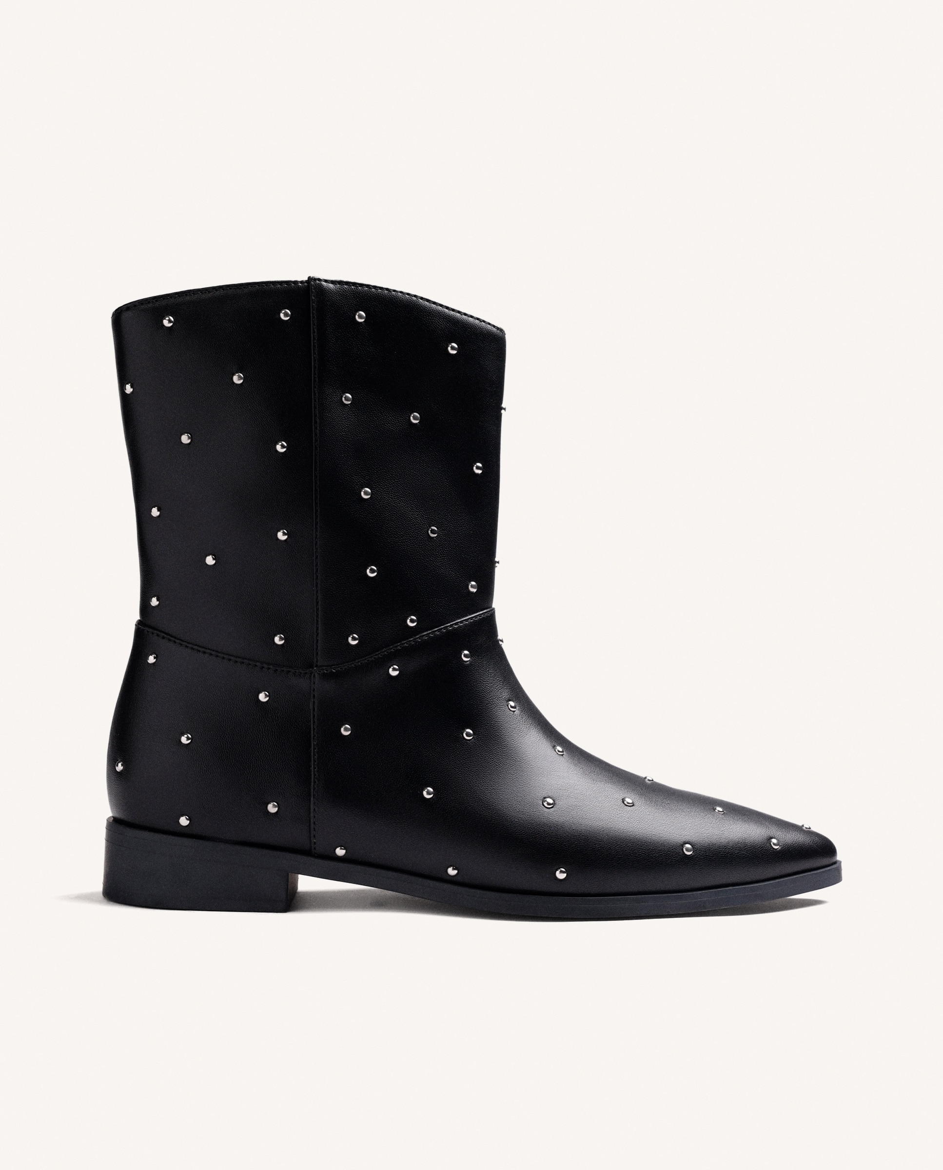 Imagem 0 de Botas Básicas com Detalhe de Tachas