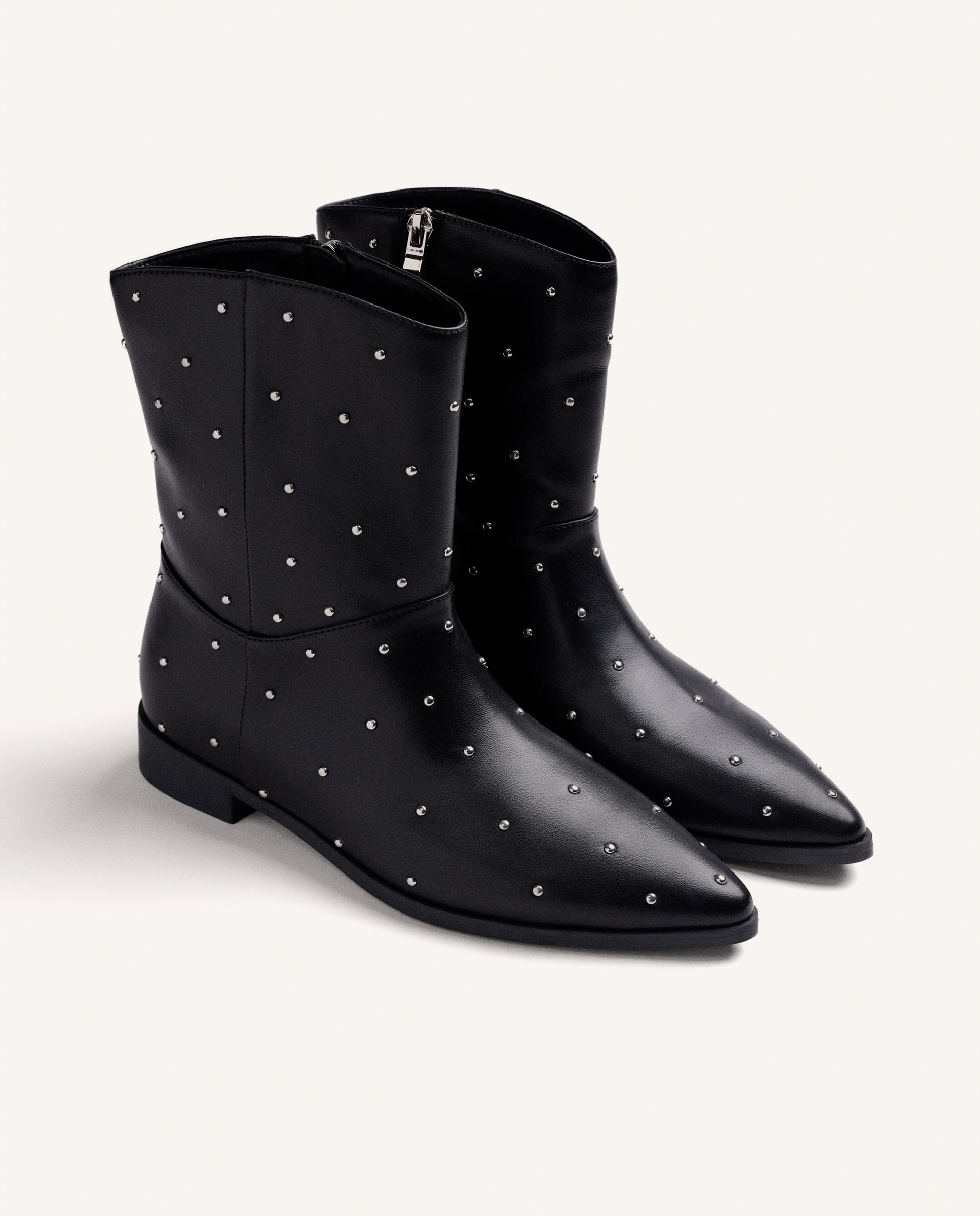 Botas Básicas com Detalhe de Tachas Preto-2