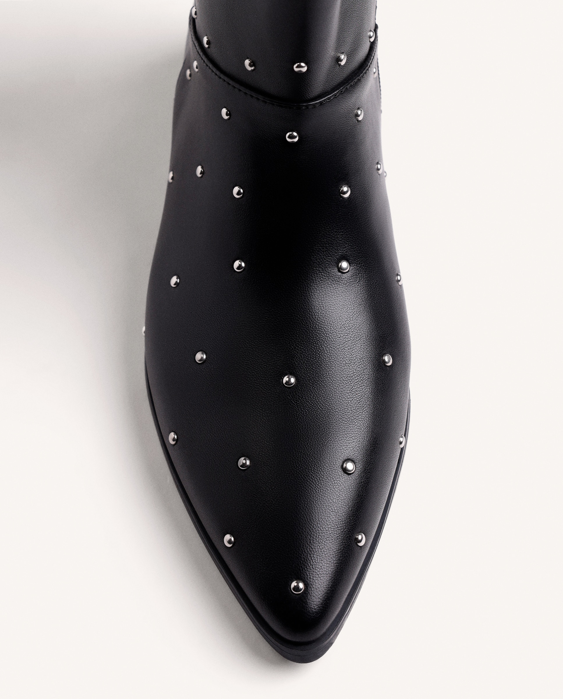 Botas Básicas com Detalhe de Tachas Preto-3
