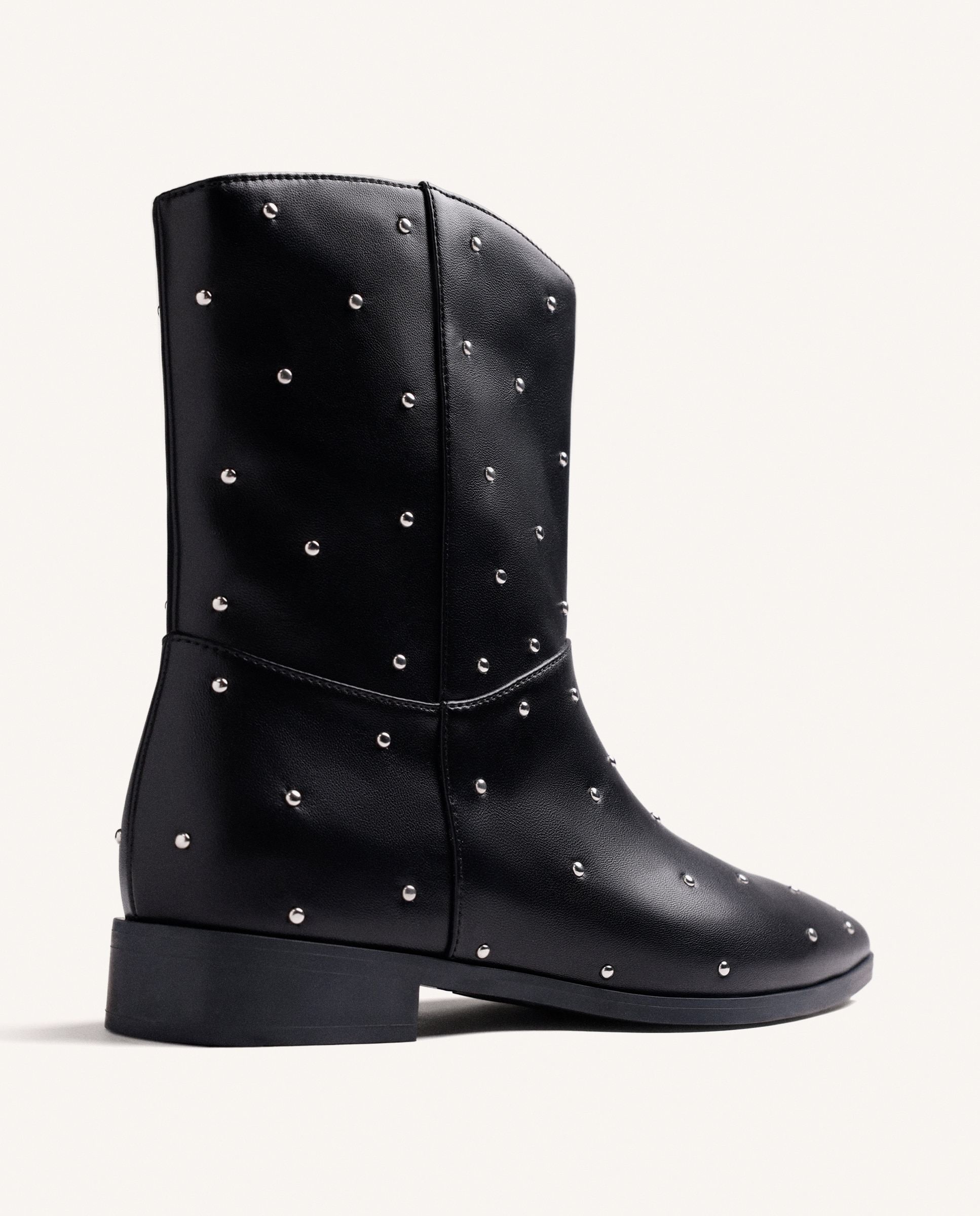 Botas Básicas com Detalhe de Tachas Preto-4