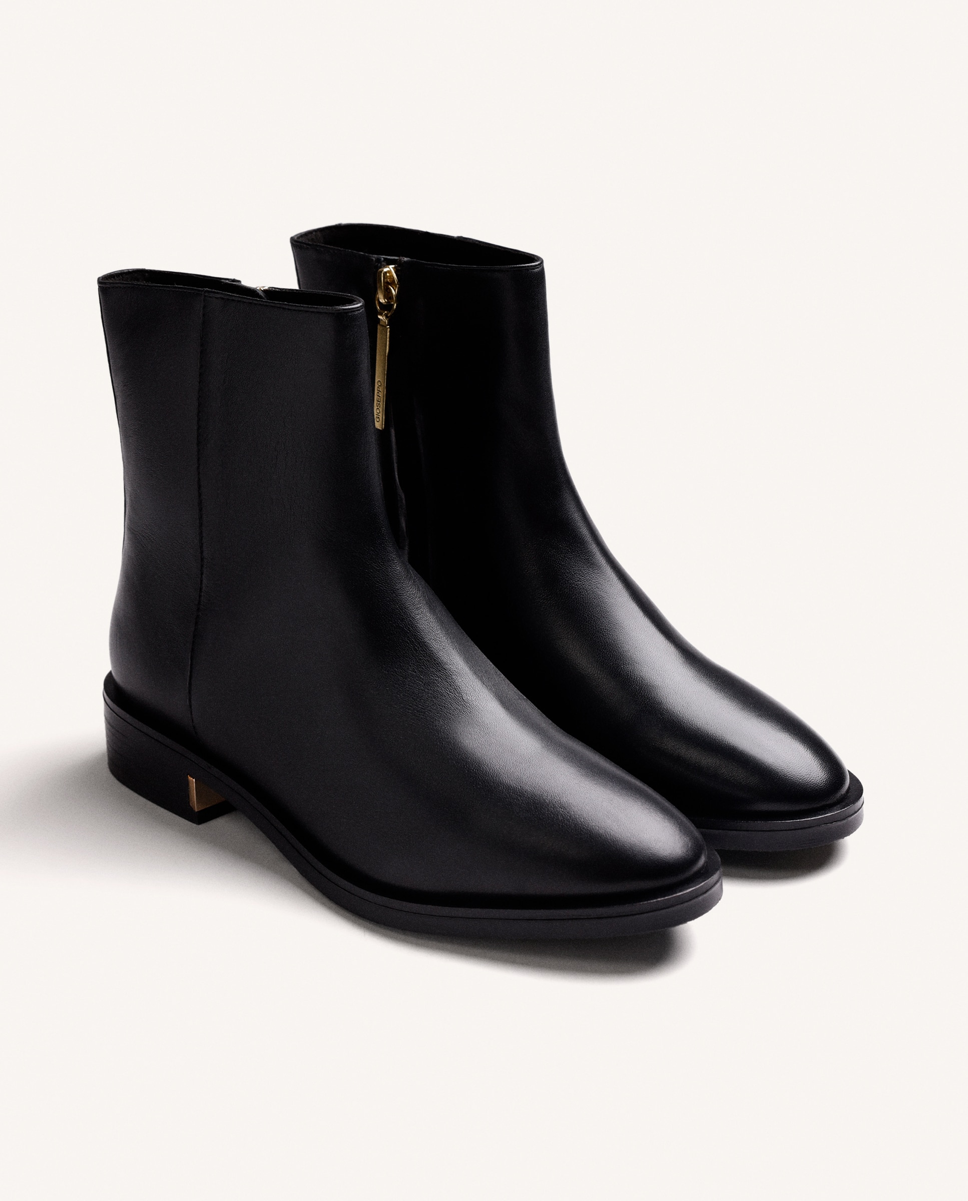 Botins Básicos de Pele com Detalhe de Tachas Preto-2