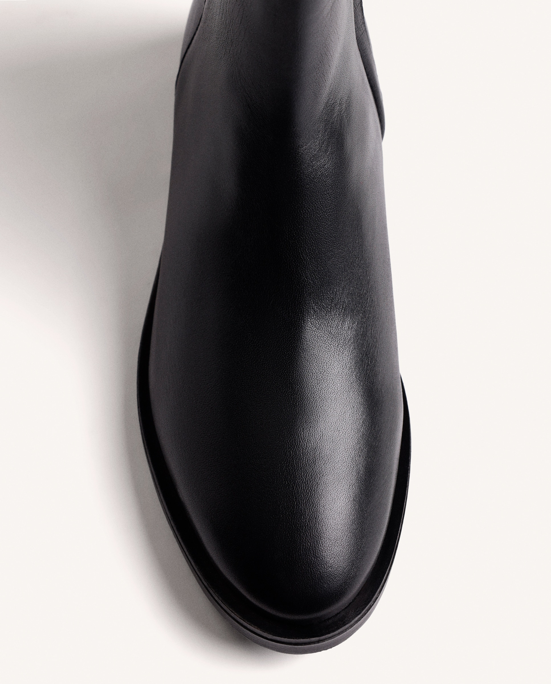 Botins Básicos de Pele com Detalhe de Tachas Preto-3