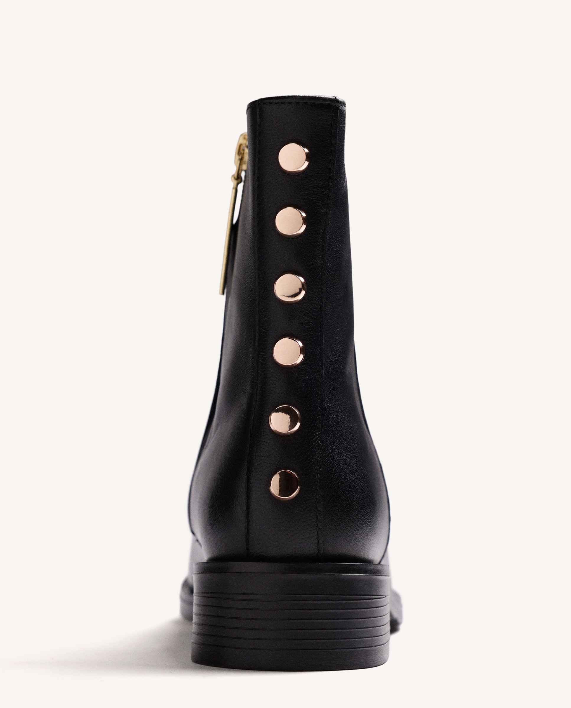 Botins Básicos de Pele com Detalhe de Tachas Preto-4