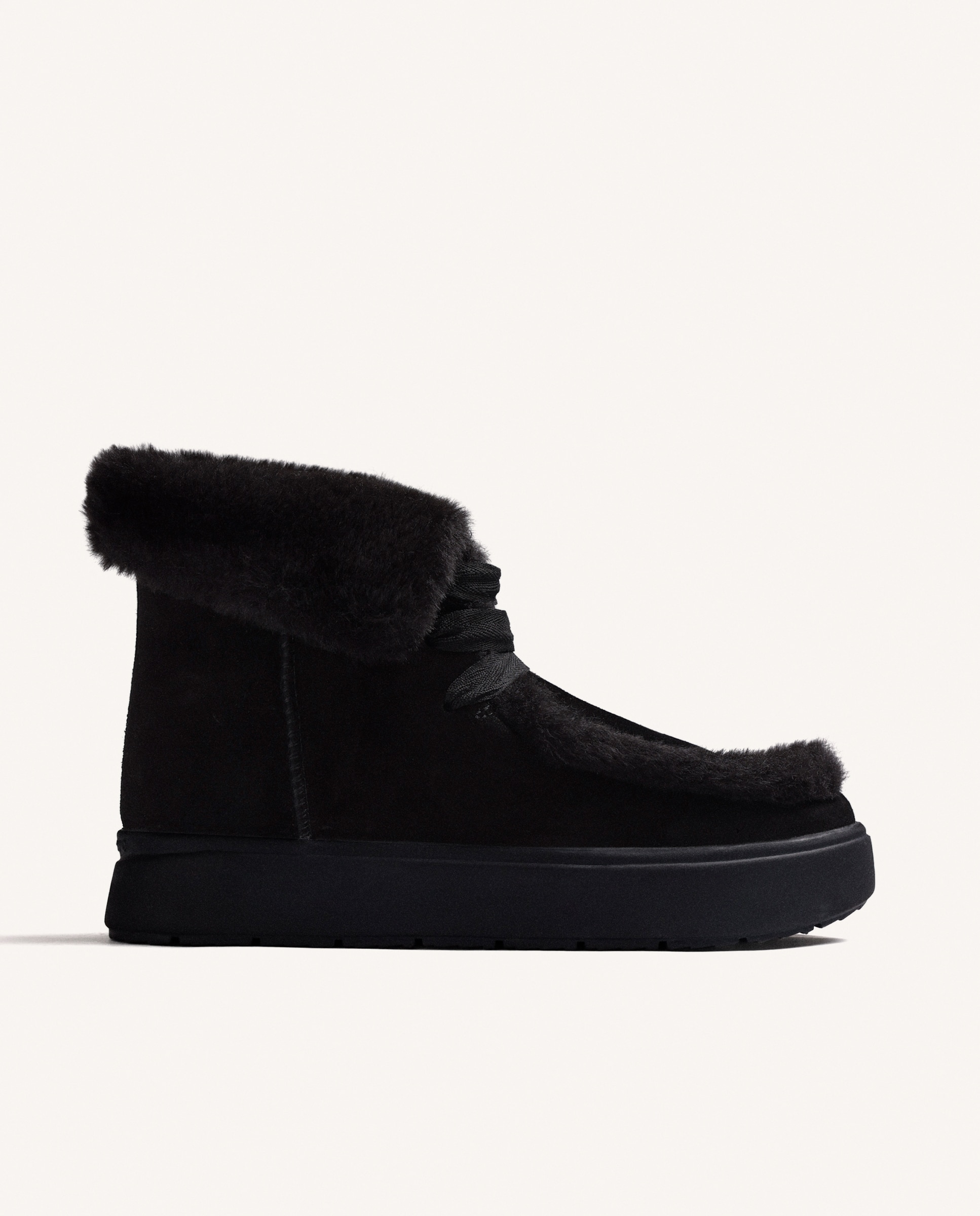Imagem 0 de Botas de Pelo Estilo Australianas de Pele Camurça com Gola e Debrum de Pelo