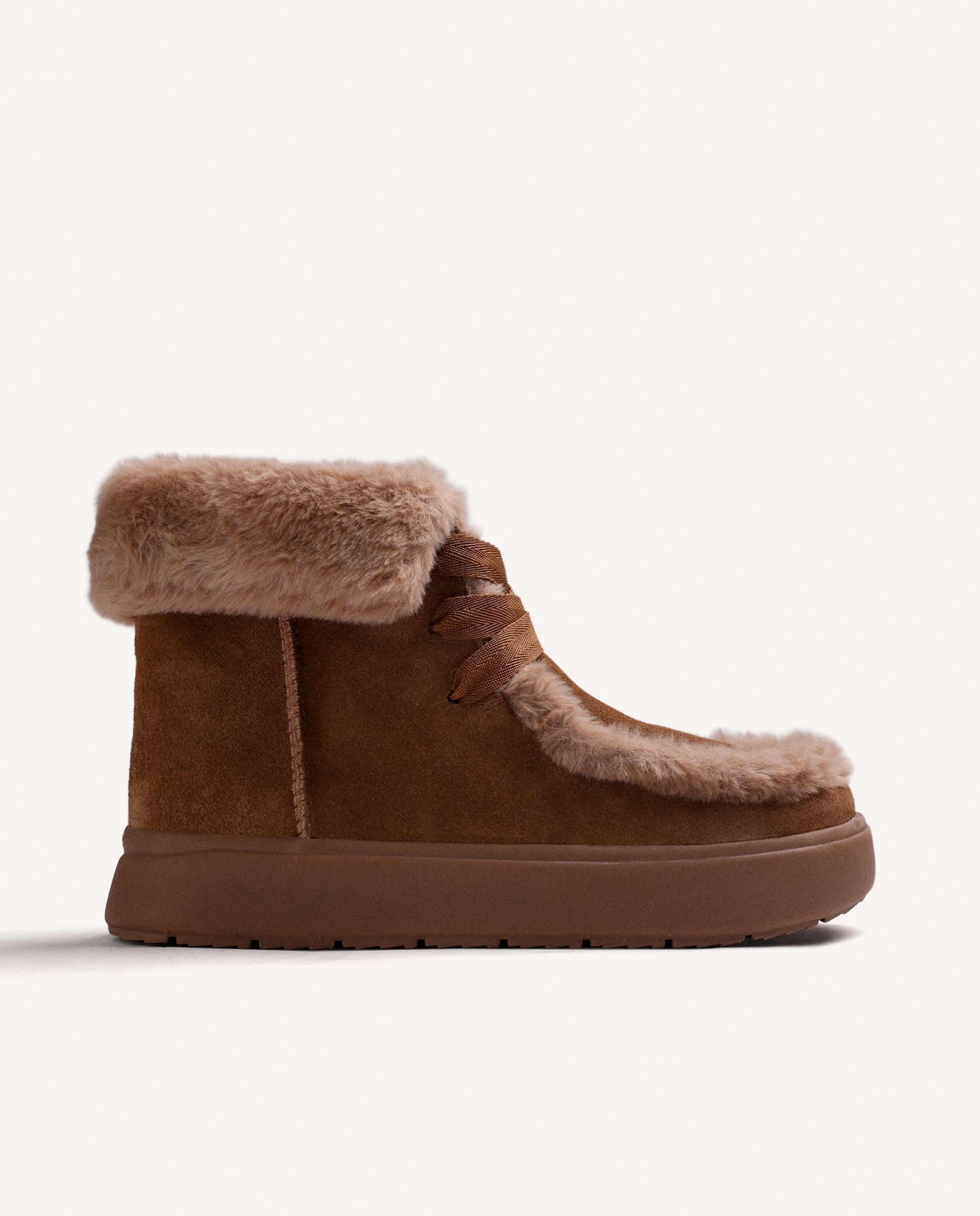 Imagem 0 de Botas de Pelo Estilo Australianas de Pele Camurça com Gola e Debrum de Pelo