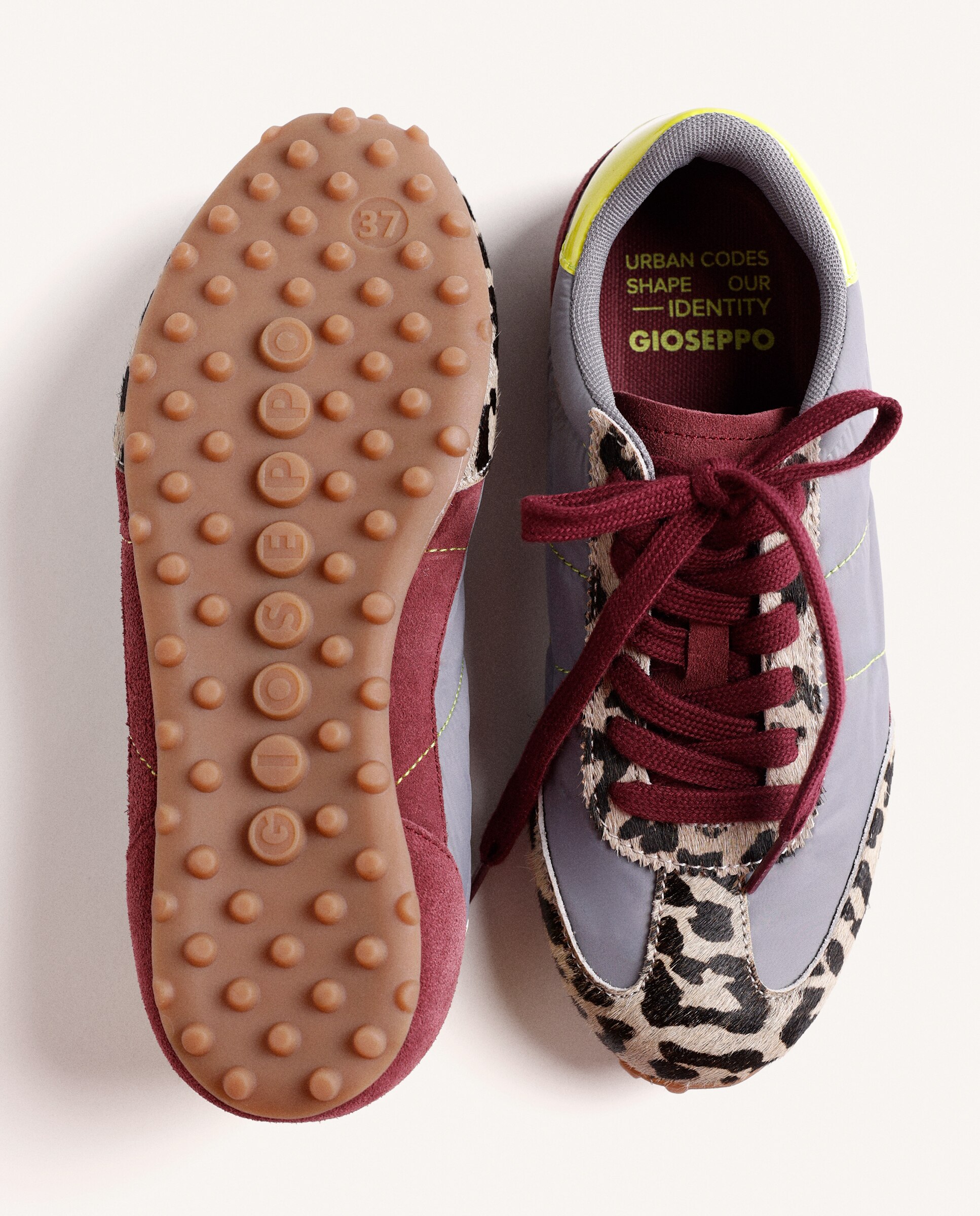 Sapatilhas Desportivas de Pele Camurça com Estampado em Cinzento Cinzento-3