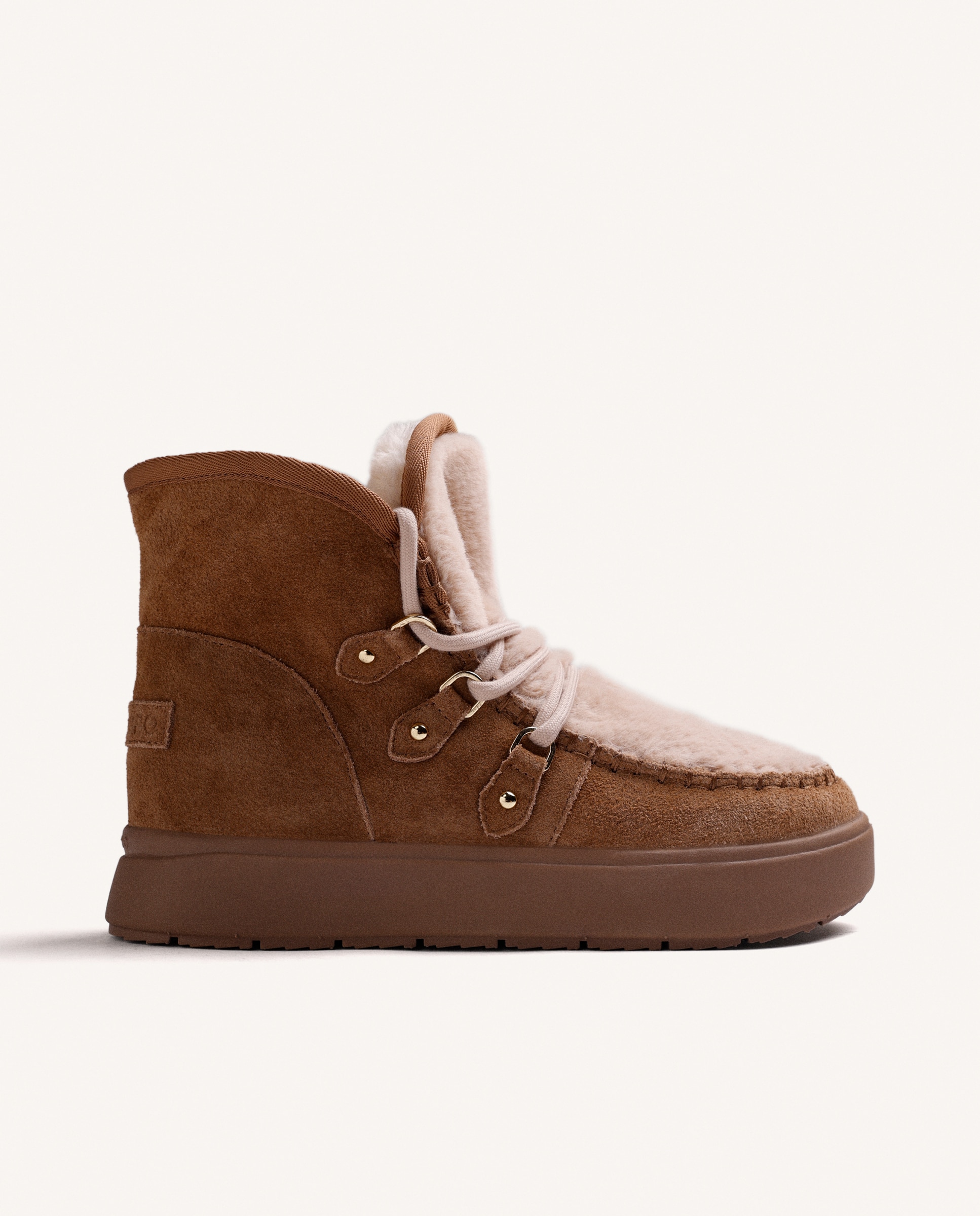 Imagem 0 de Botas de Pelo em Pele Camurça Estilo Après Ski com Pelo e Plataforma