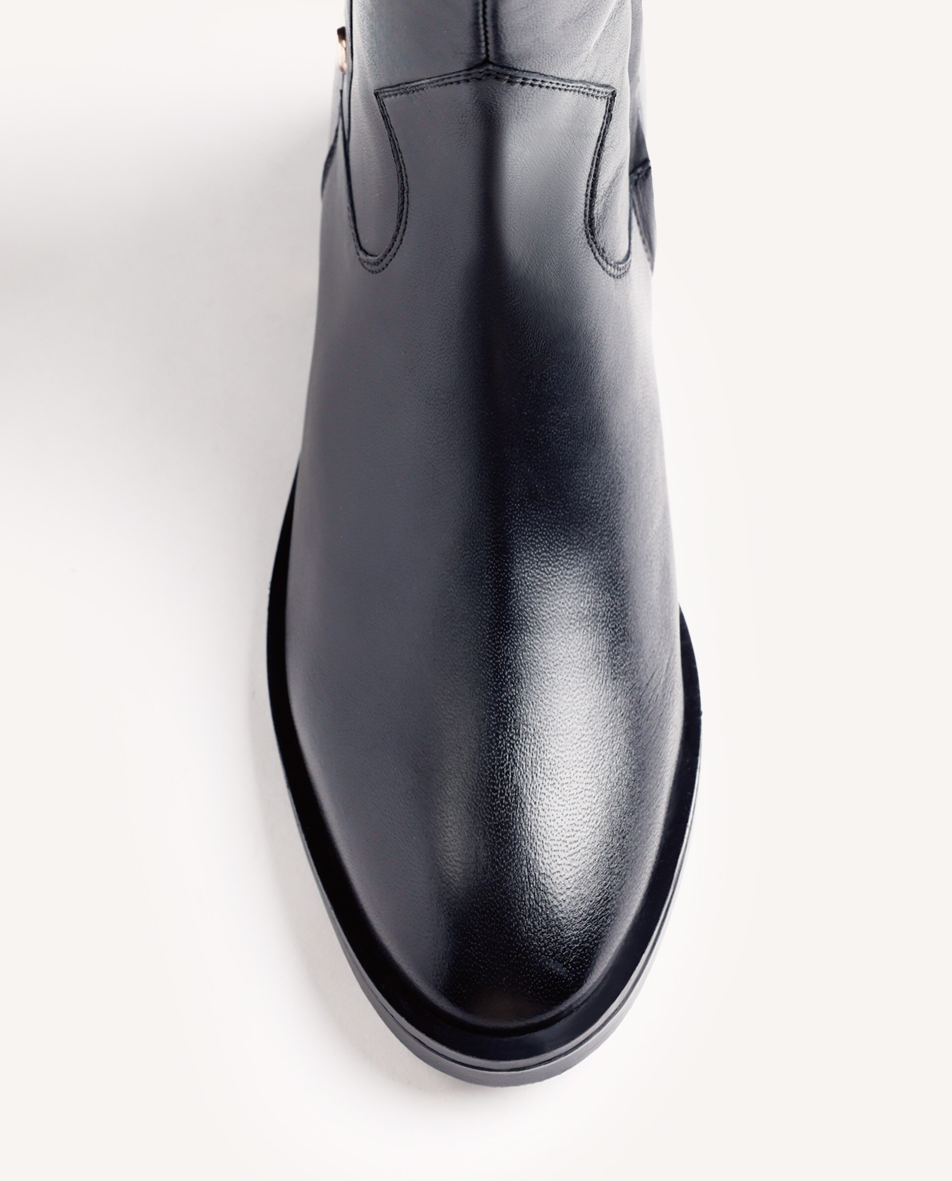 Botas Básicas de Pele Camurça com Detalhes Metálicos Preto-3