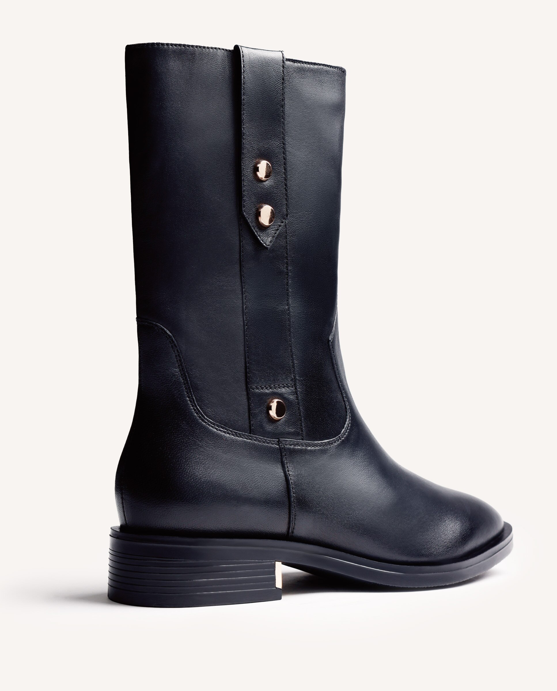 Botas Básicas de Pele Camurça com Detalhes Metálicos Preto-4