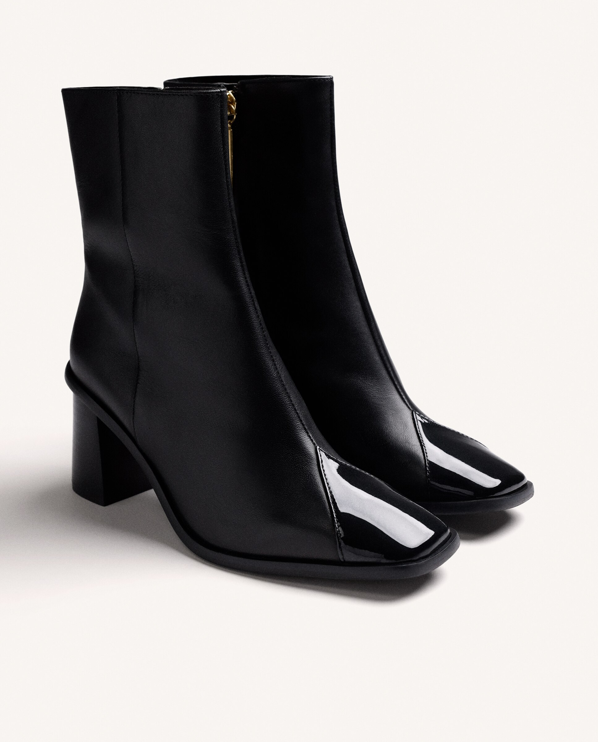 Botins Básicos de Pele com Peça Acharolada Preto-2