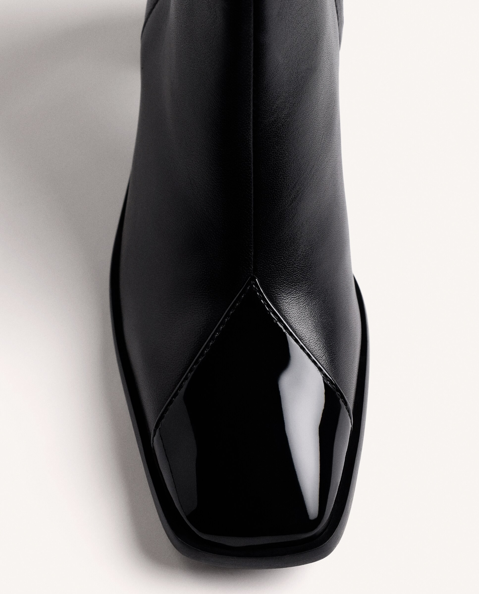 Botins Básicos de Pele com Peça Acharolada Preto-3