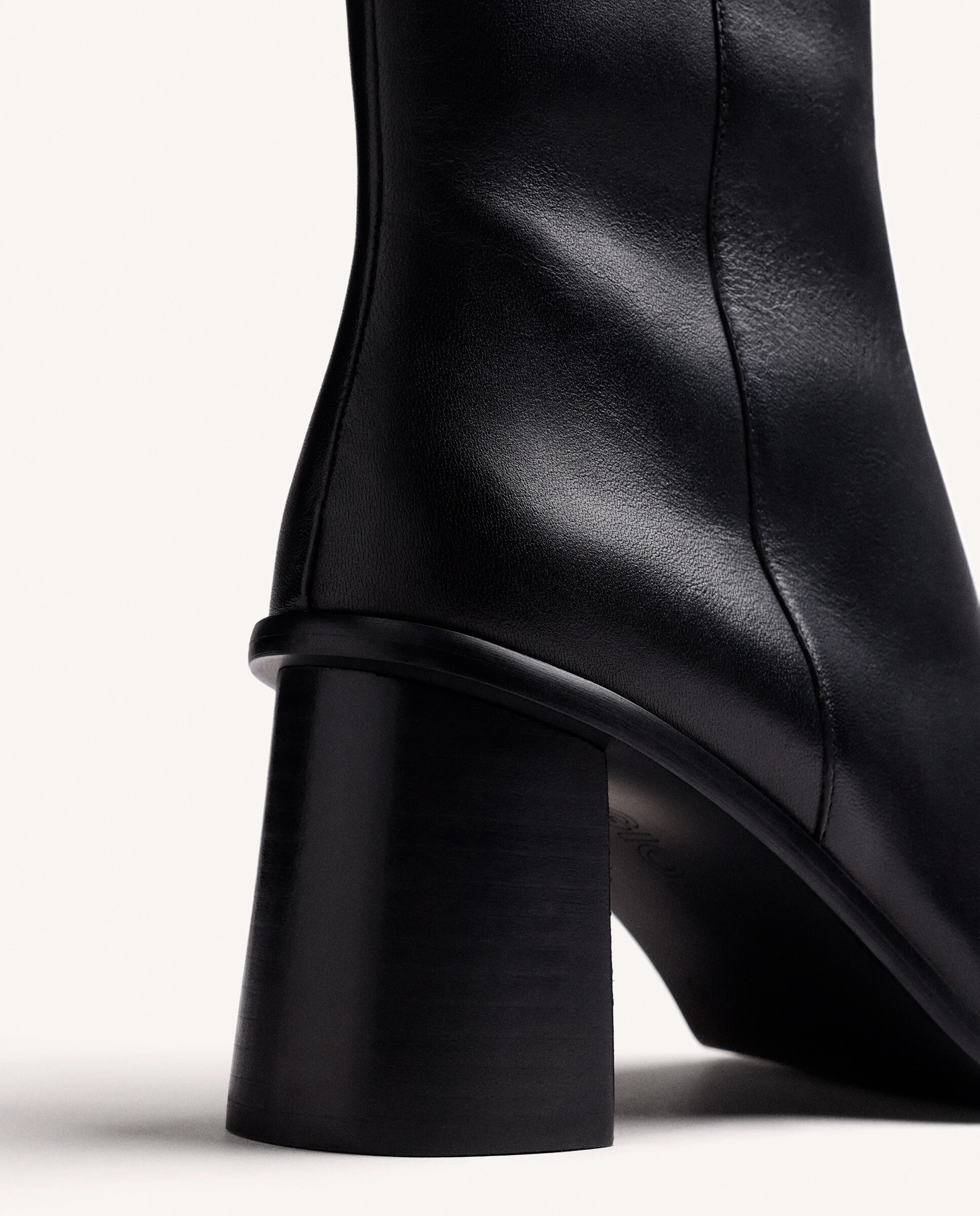 Botins Básicos de Pele com Peça Acharolada Preto-4
