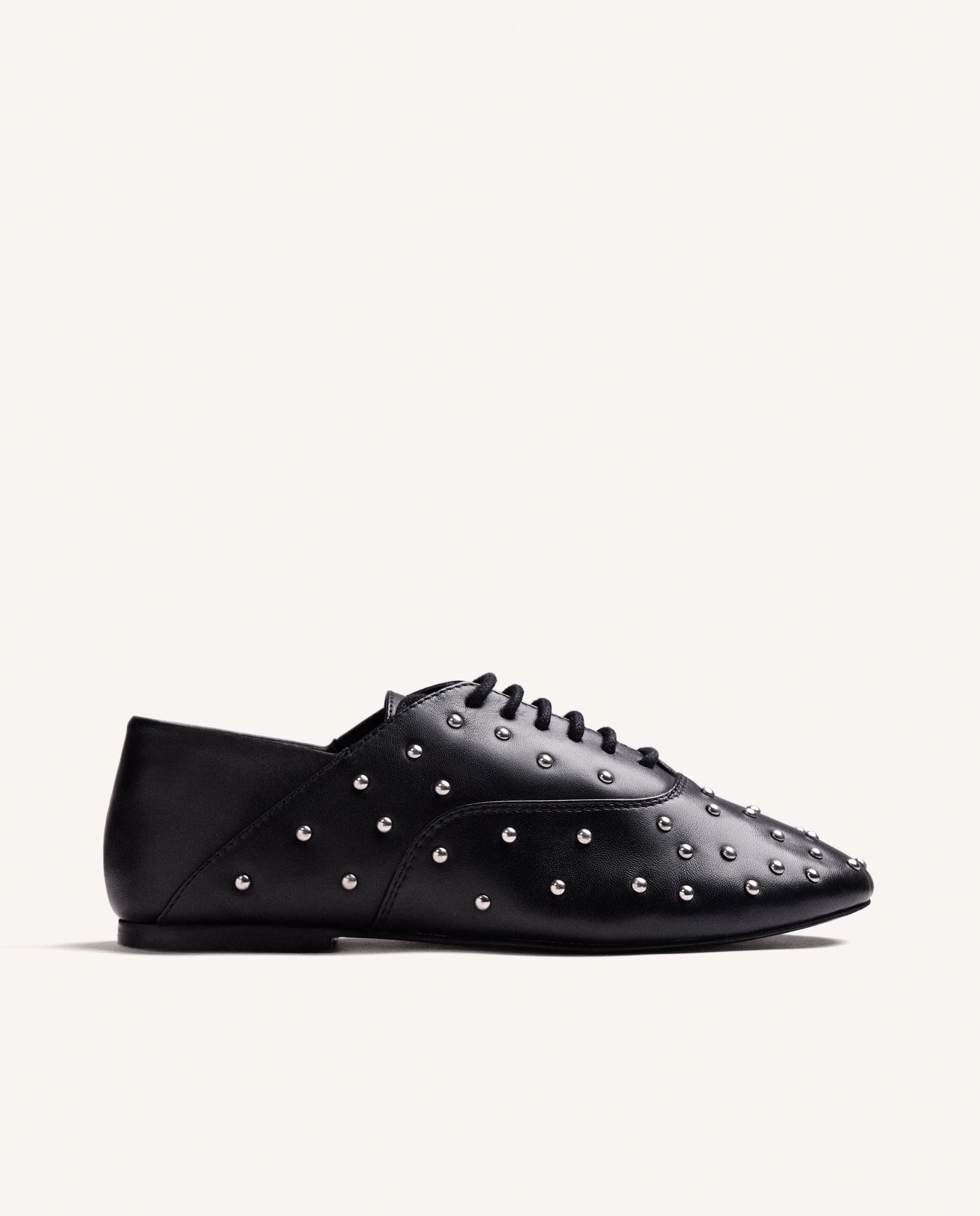 Imagem 0 de Bluchers de Pele com Detalhe Tachas