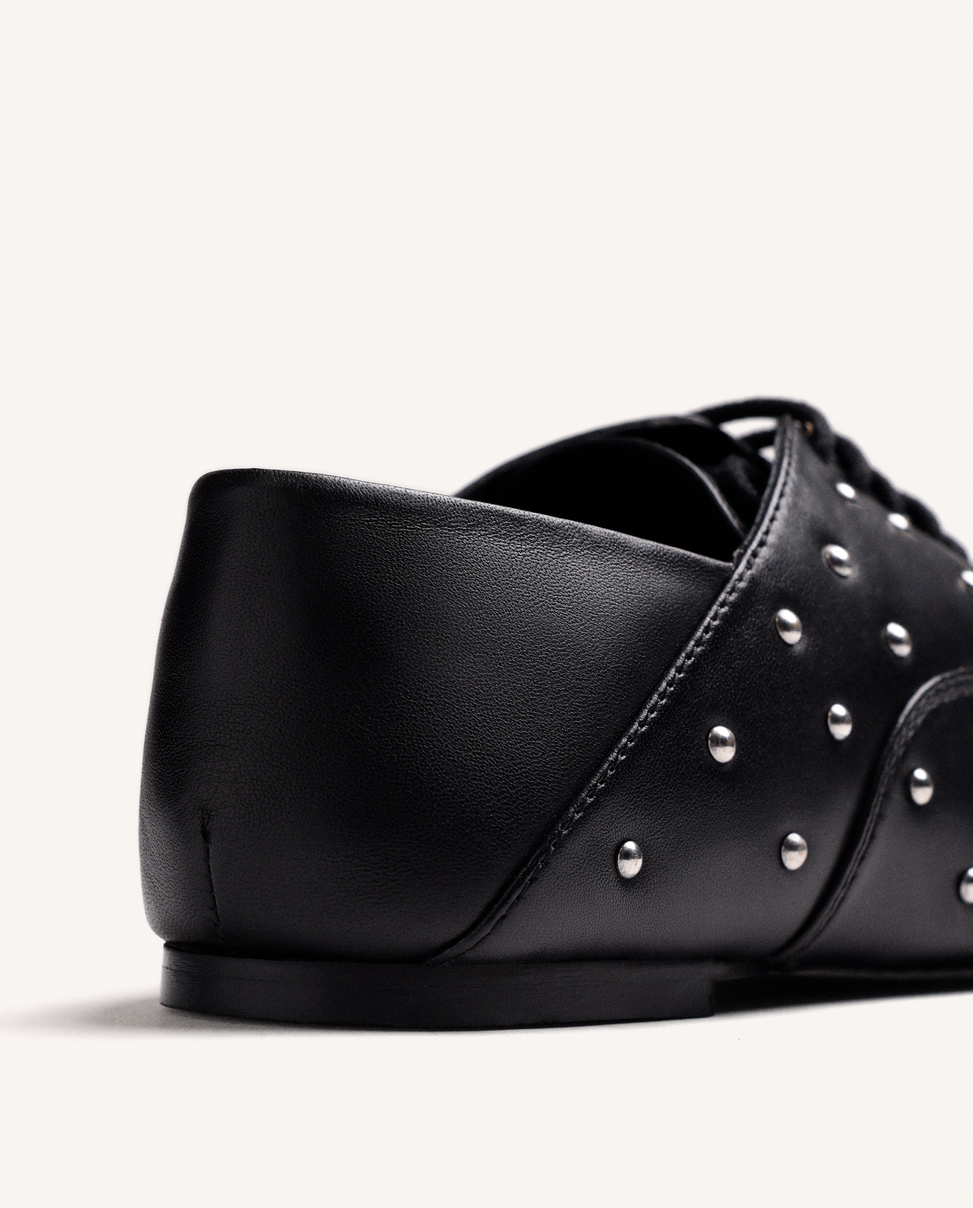 Bluchers de Pele com Detalhe Tachas Preto-3