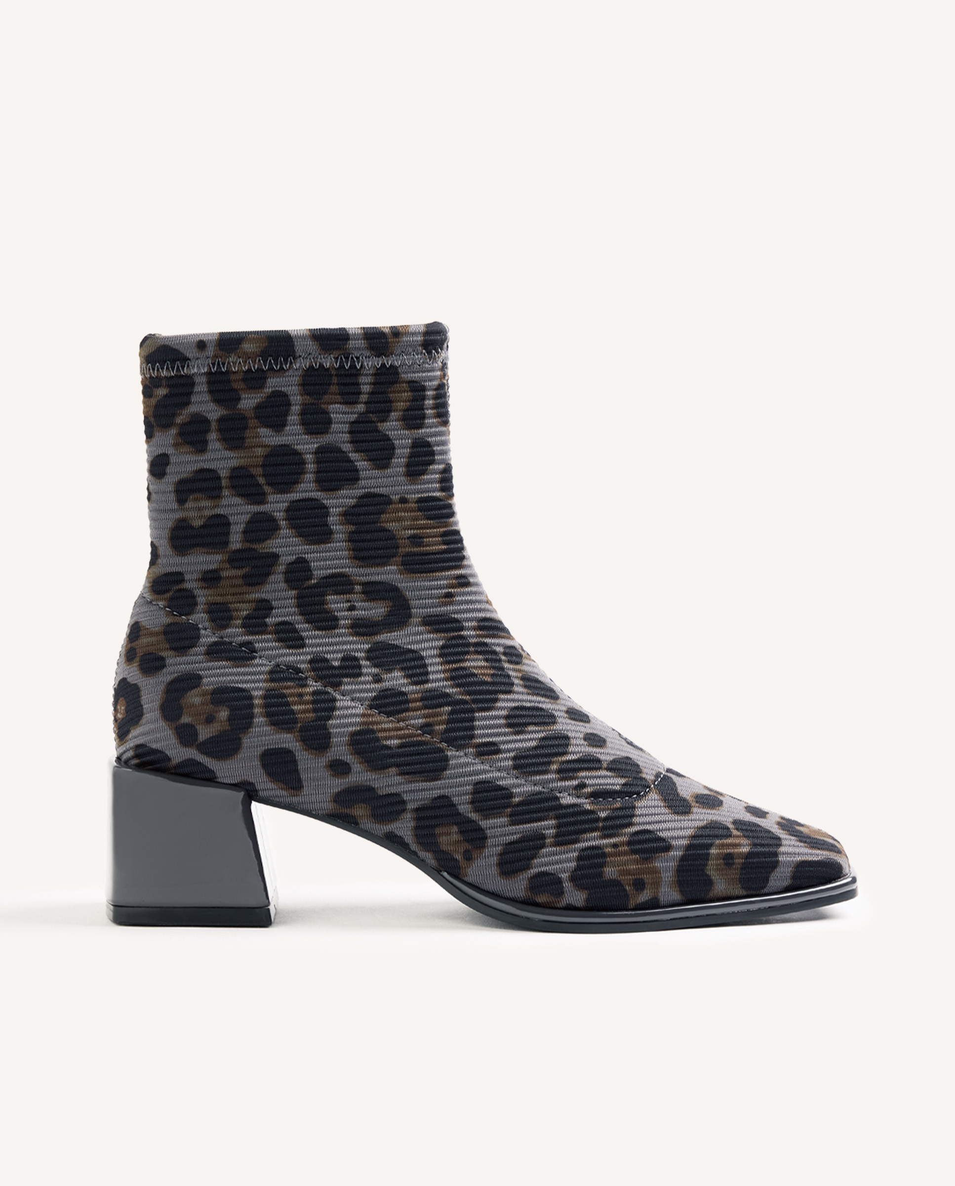 Imagem 0 de Botins Elásticos com Estampado de Leopardo e Cano Tipo Meia