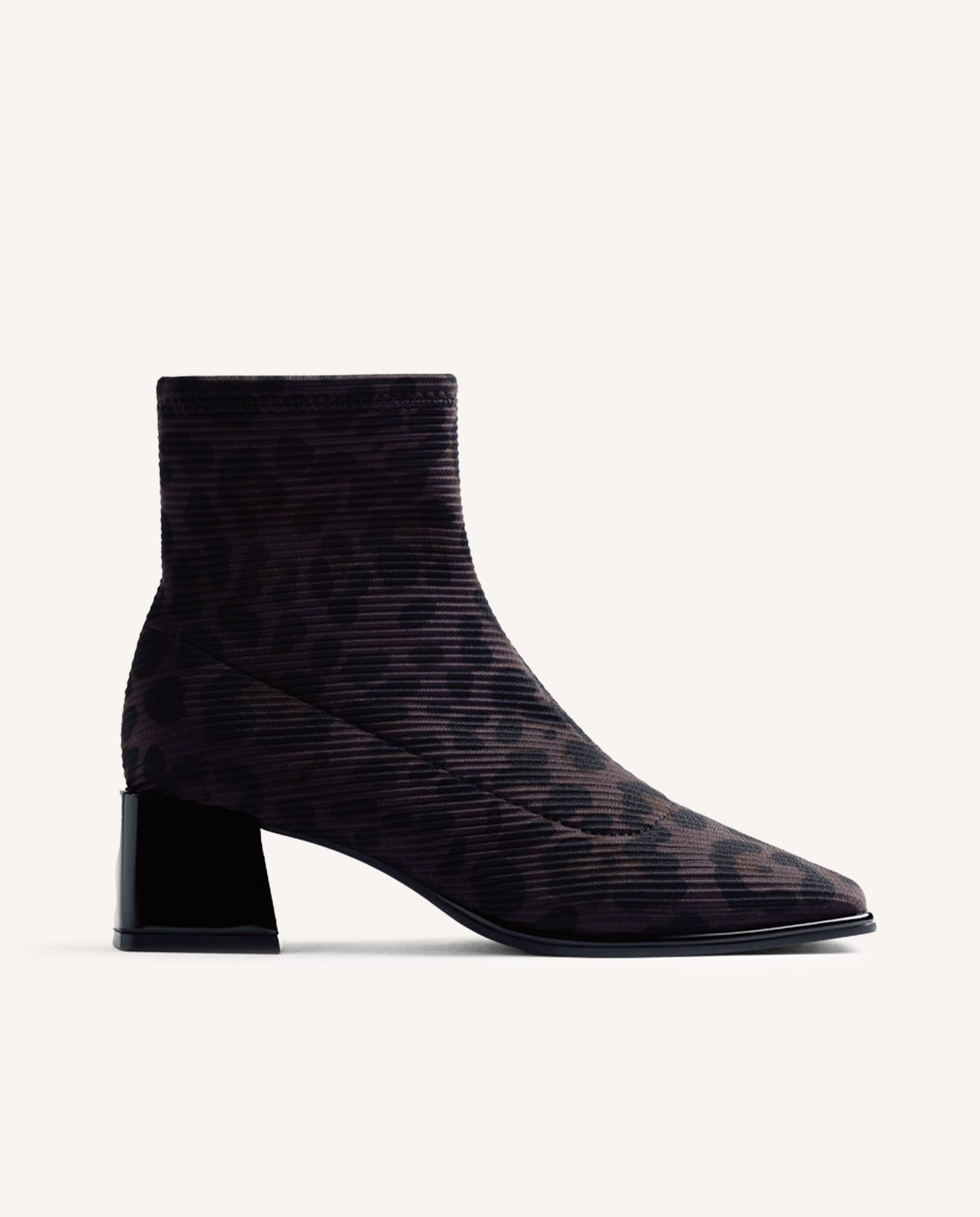 Botins Elásticos com Estampado de Leopardo e Cano Tipo Meia Preto-1