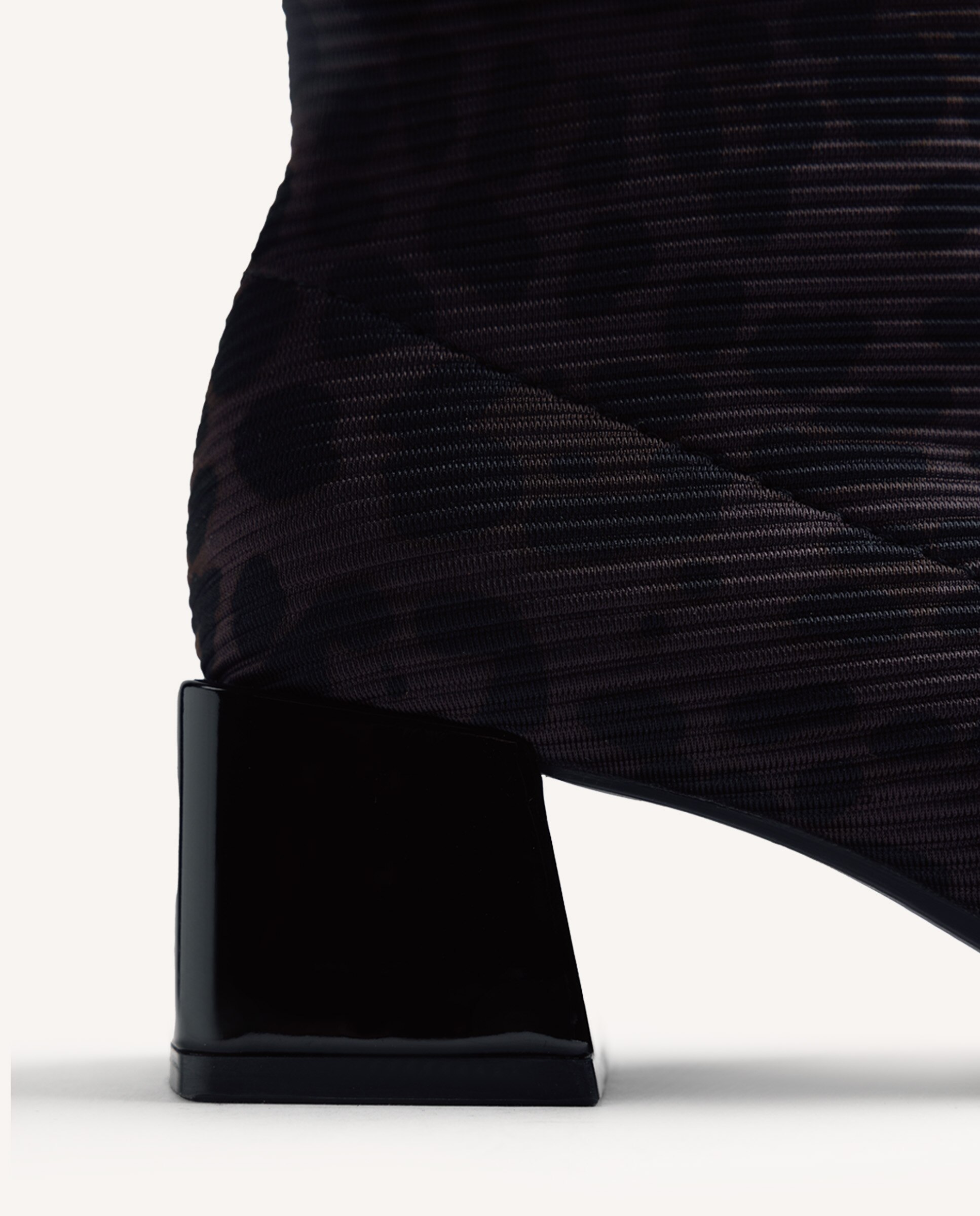 Botins Elásticos com Estampado de Leopardo e Cano Tipo Meia Preto-4