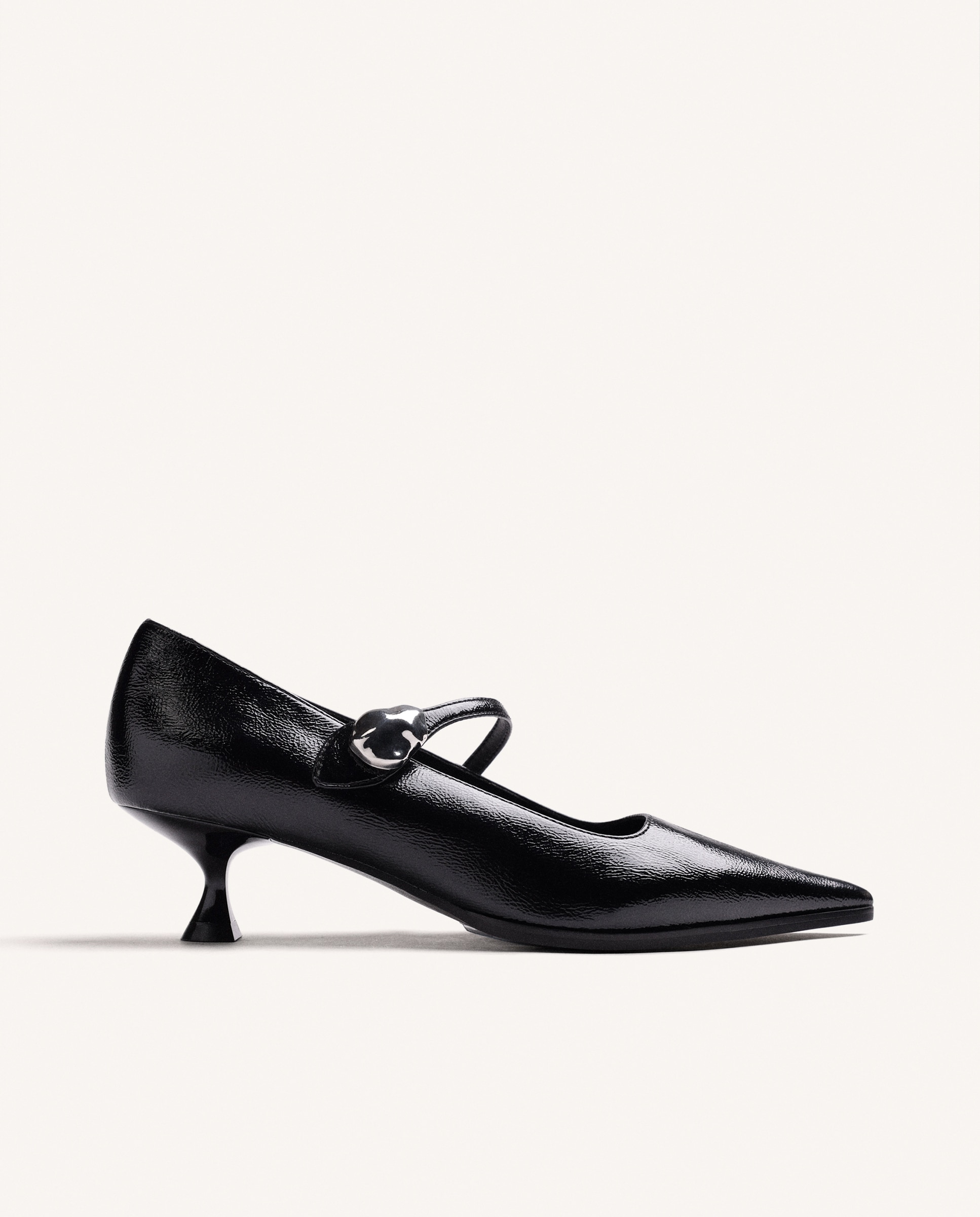 Imagem 0 de Sapatos de Salto com Detalhe de Joia