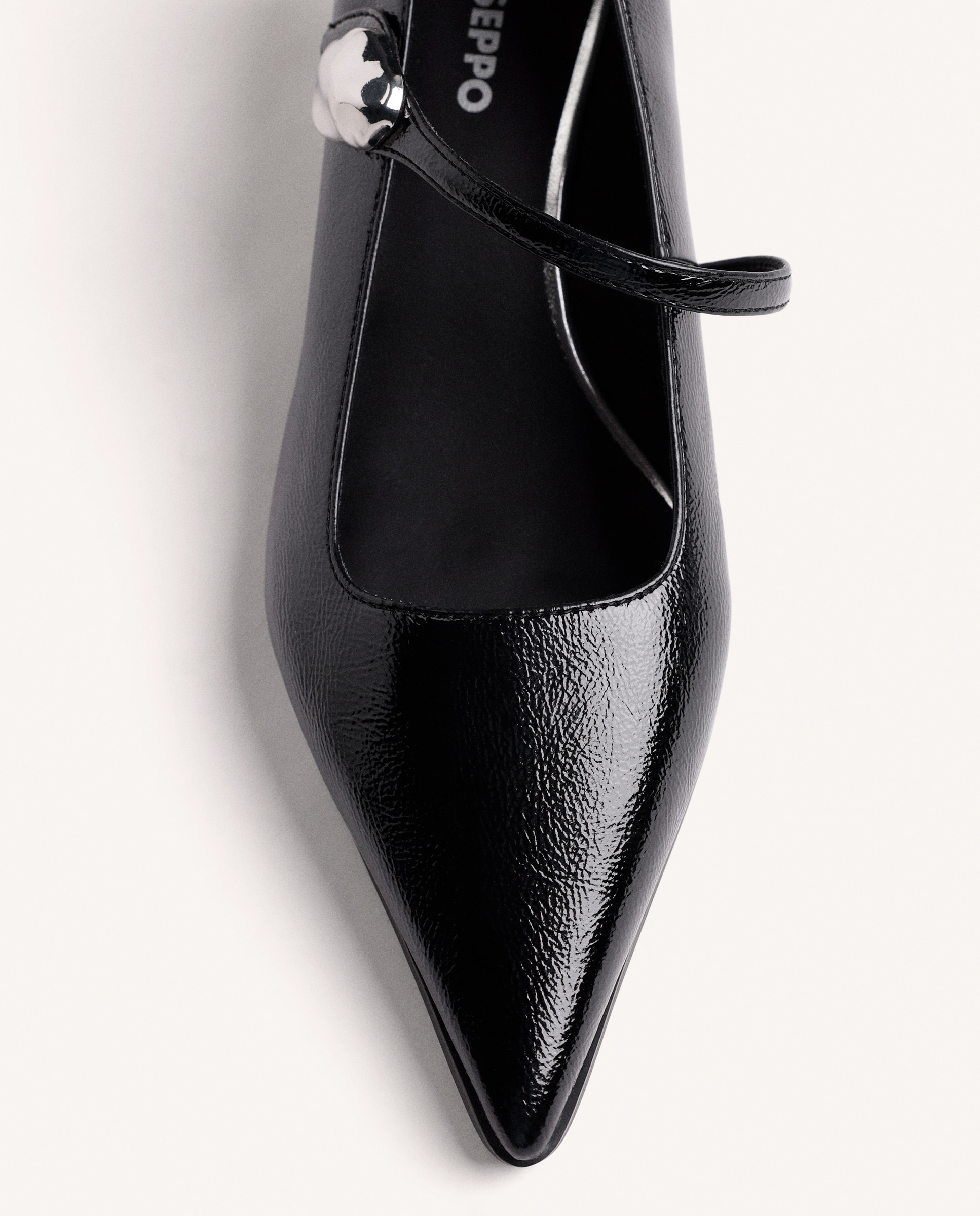Sapatos de Salto com Detalhe de Joia Preto-3