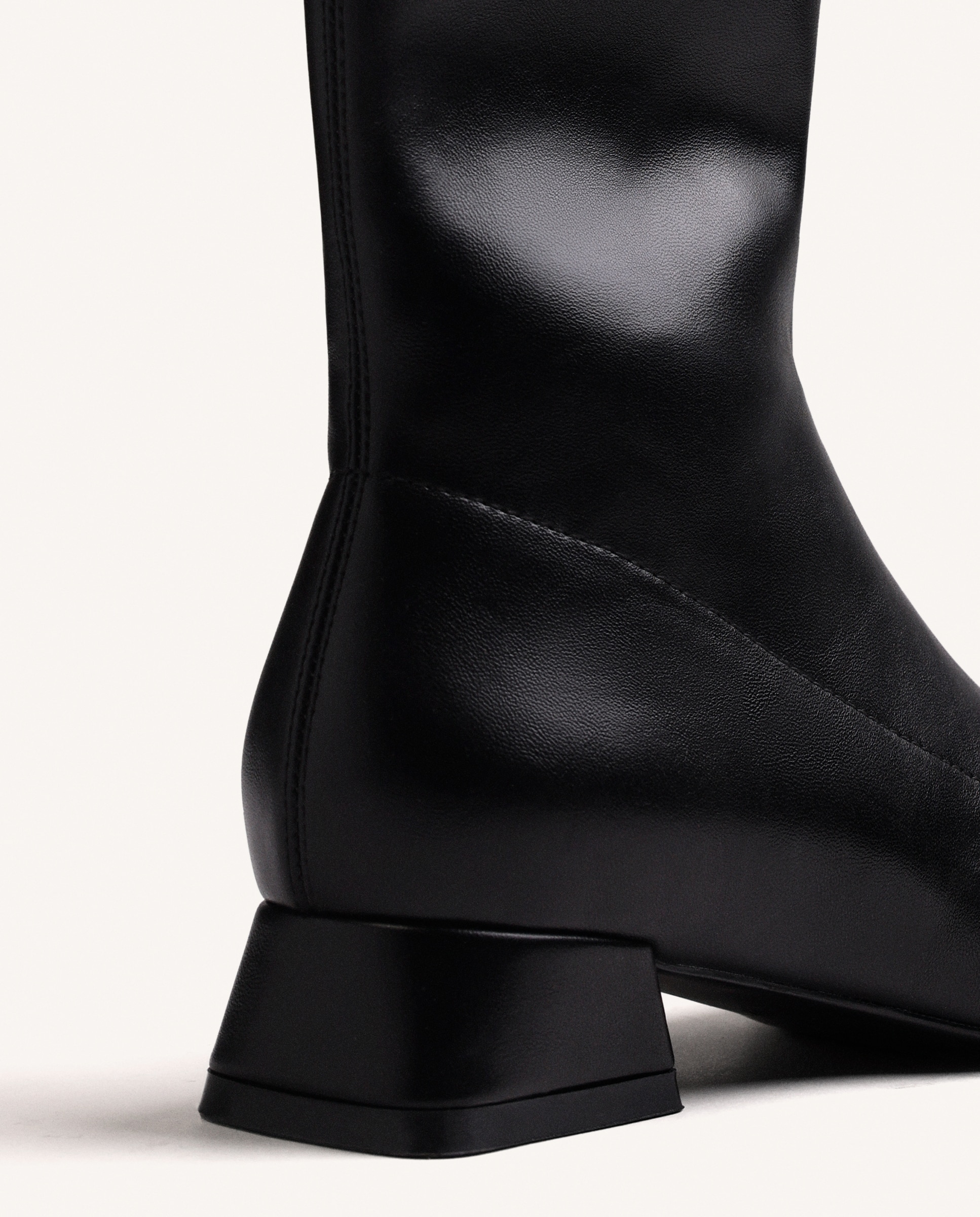 Botas Básicas com Cano Alto Tipo Meia e Biqueira Quadrada Preto-3