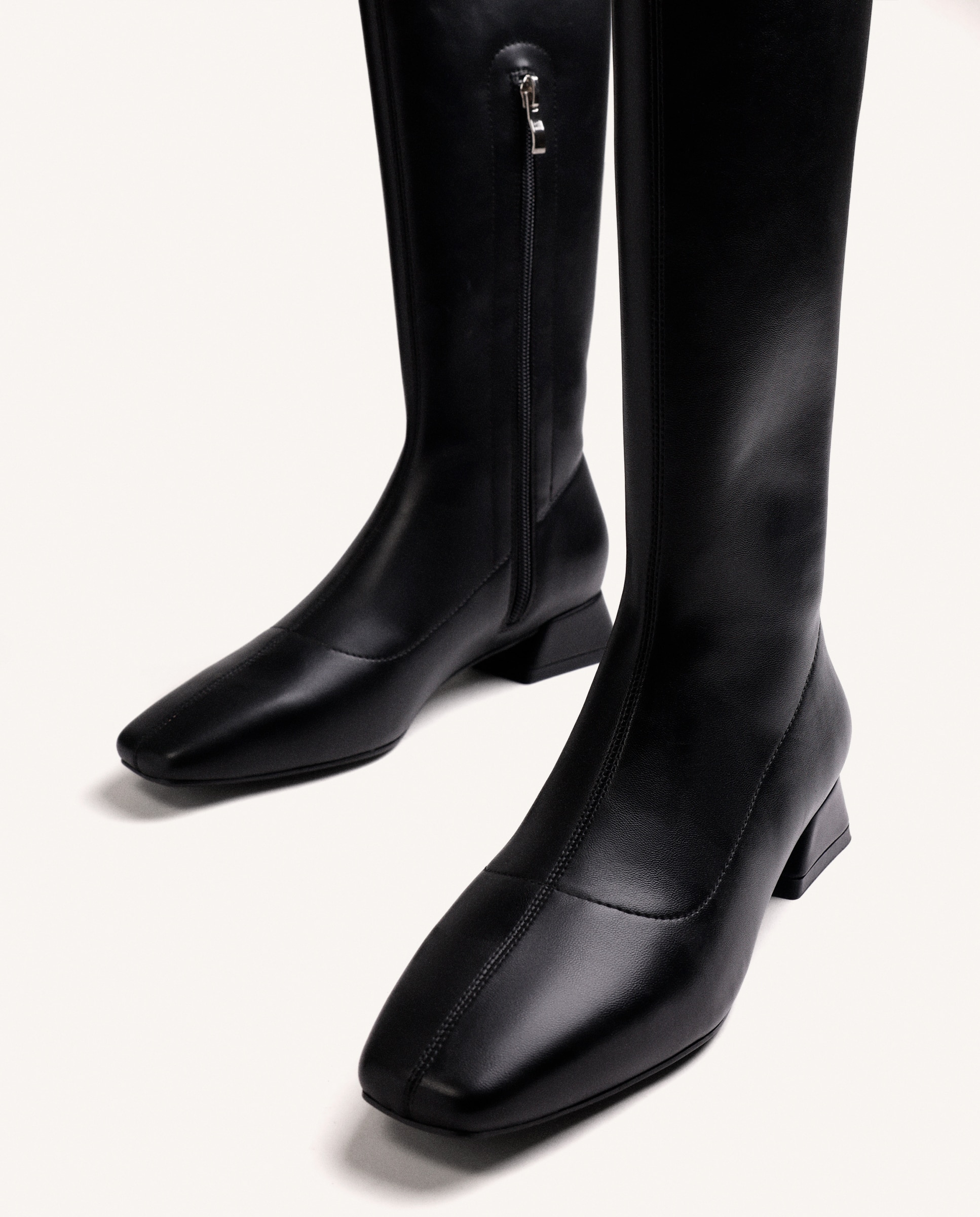 Botas Básicas com Cano Alto Tipo Meia e Biqueira Quadrada Preto-4