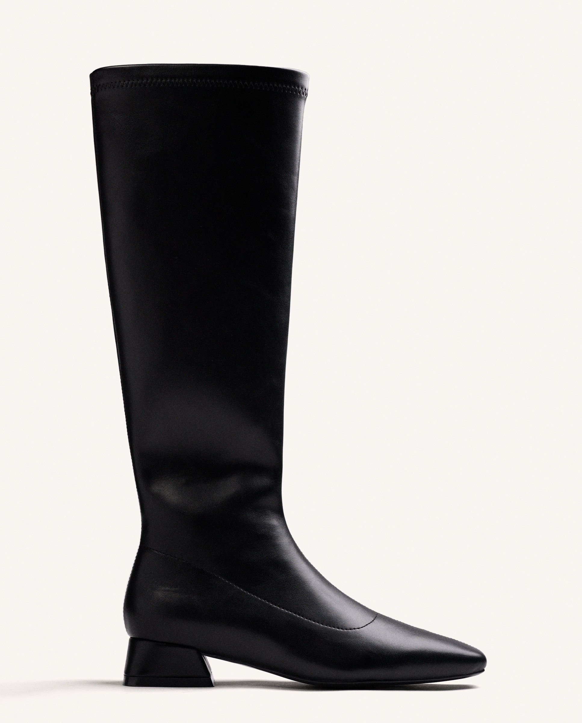 Imagem 0 de Botas Básicas com Cano Alto Tipo Meia e Biqueira Quadrada
