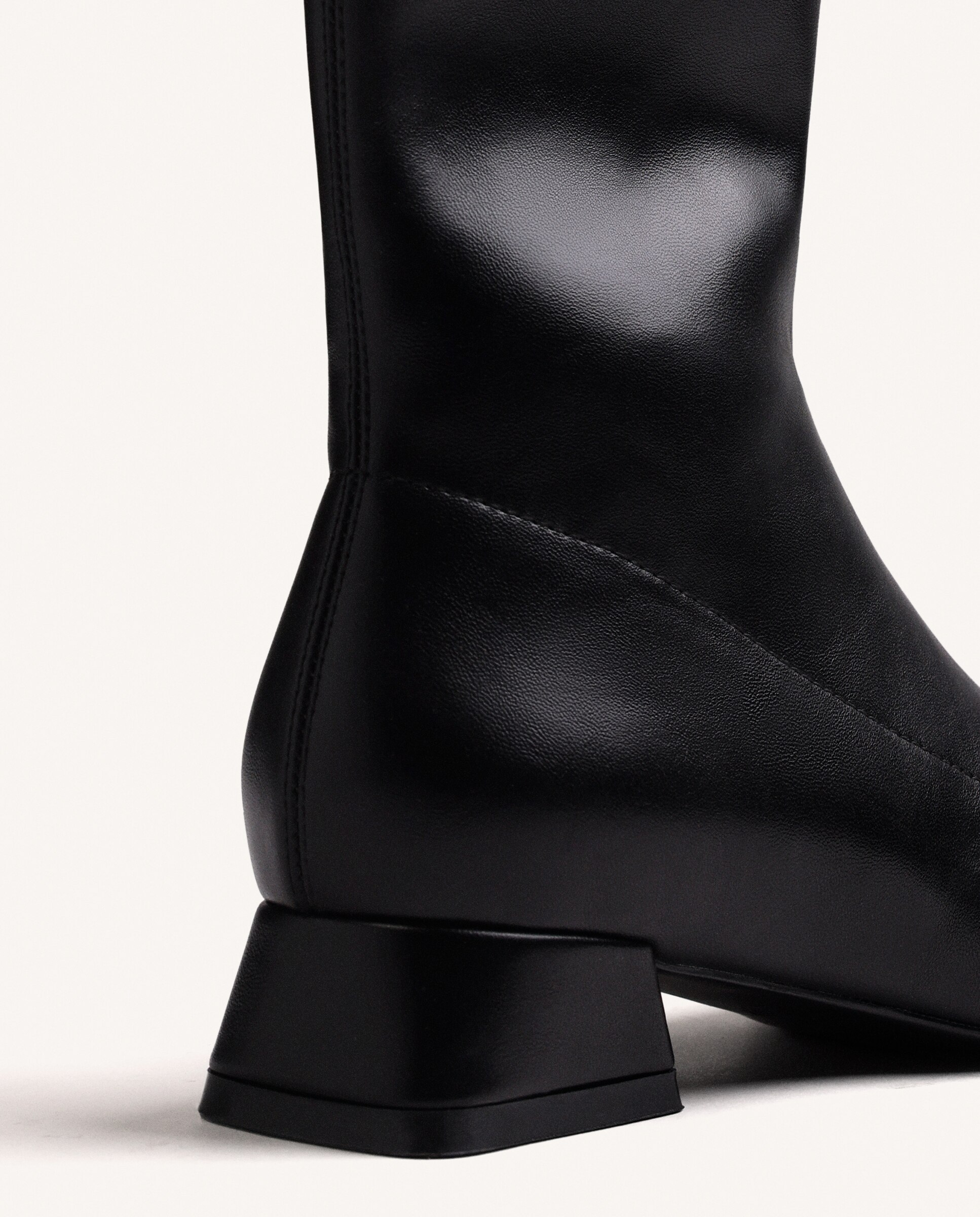 Botas Básicas com Cano Alto Tipo Meia e Biqueira Quadrada Preto-3