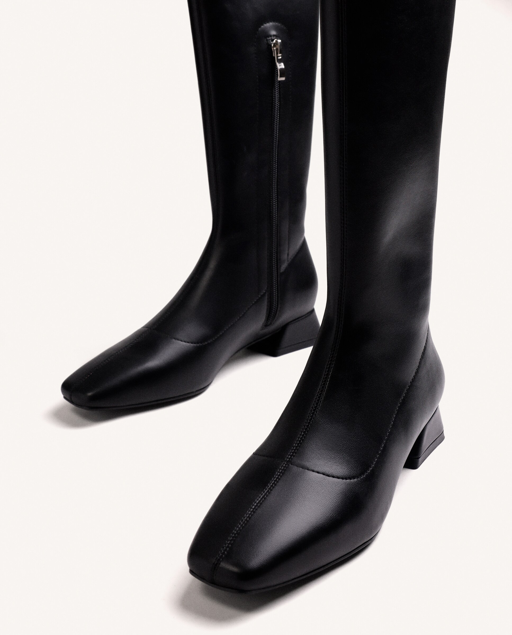 Botas Básicas com Cano Alto Tipo Meia e Biqueira Quadrada Preto-4