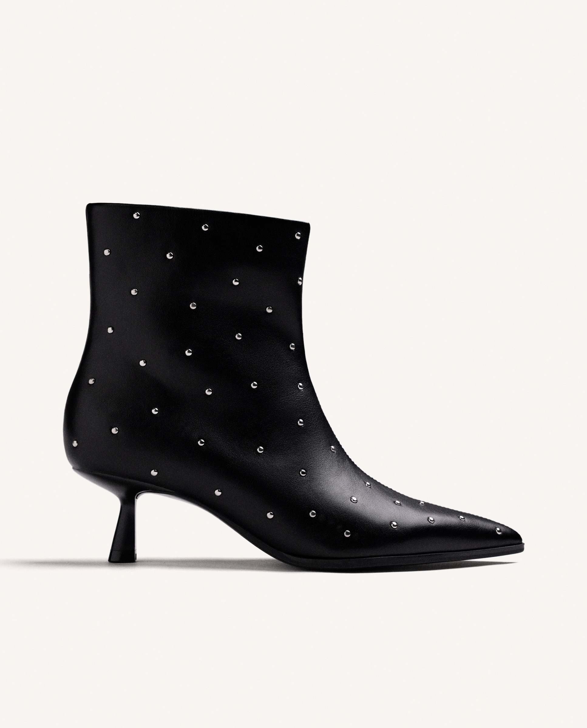 Imagem 0 de Botins Básicos com Detalhe de Tachas e Tacão Tipo Kitten
