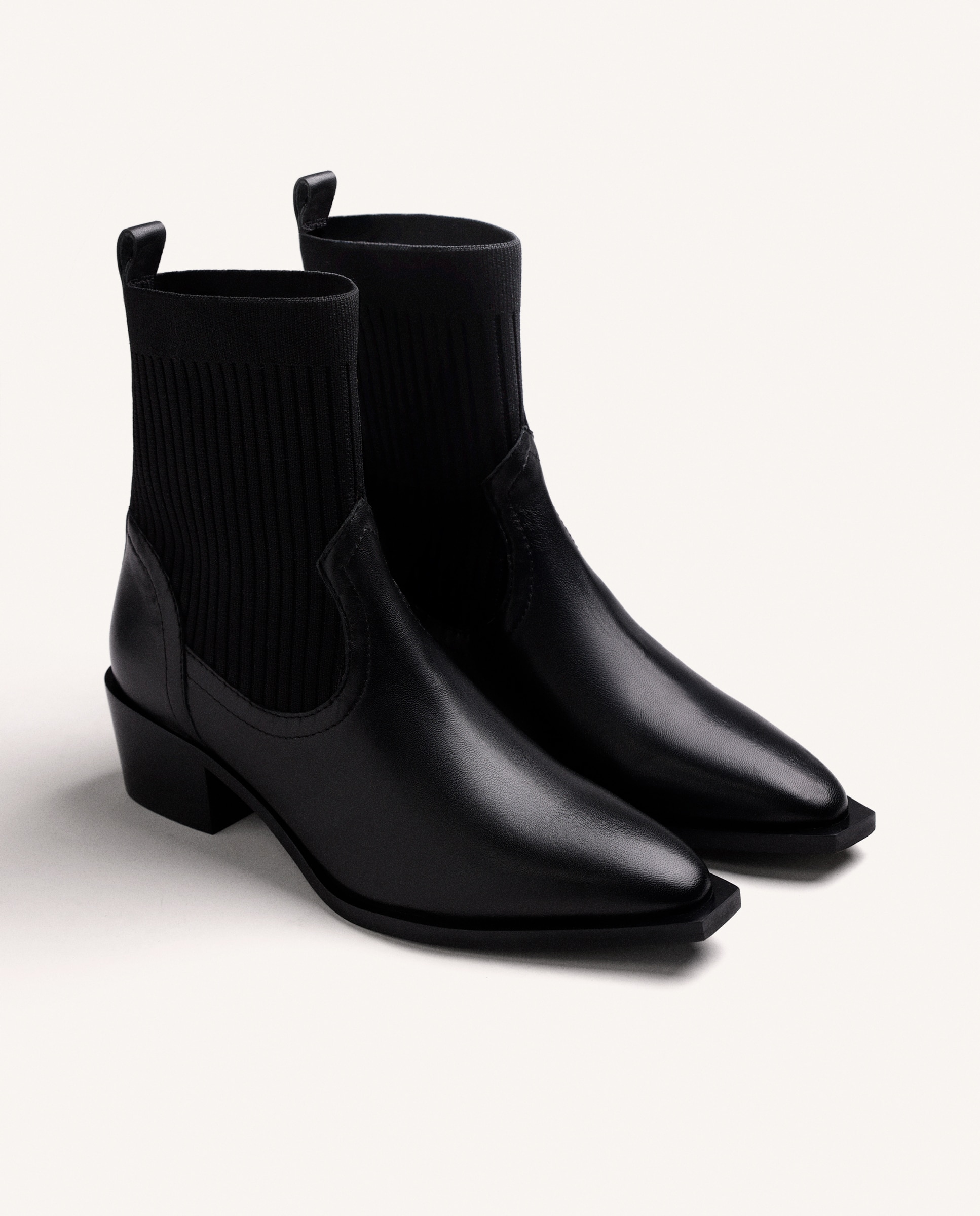 Botins Cowboy de Pele com Cano Tipo Meia e Tacão Cubano Preto-2