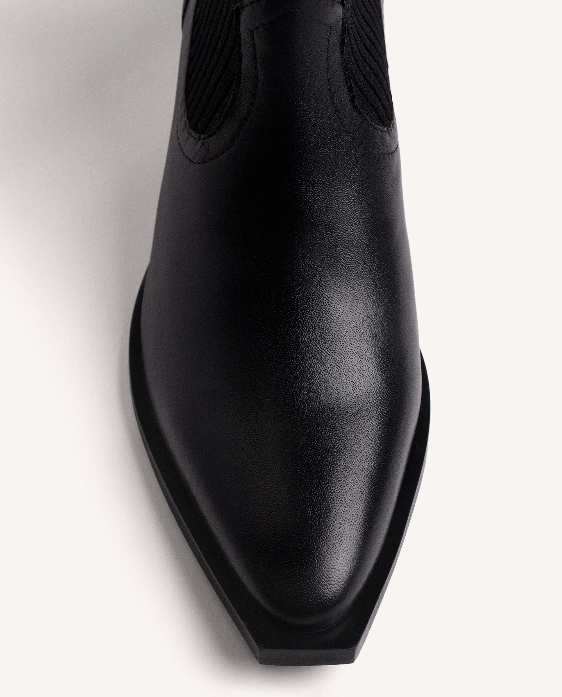 Botins Cowboy de Pele com Cano Tipo Meia e Tacão Cubano Preto-3