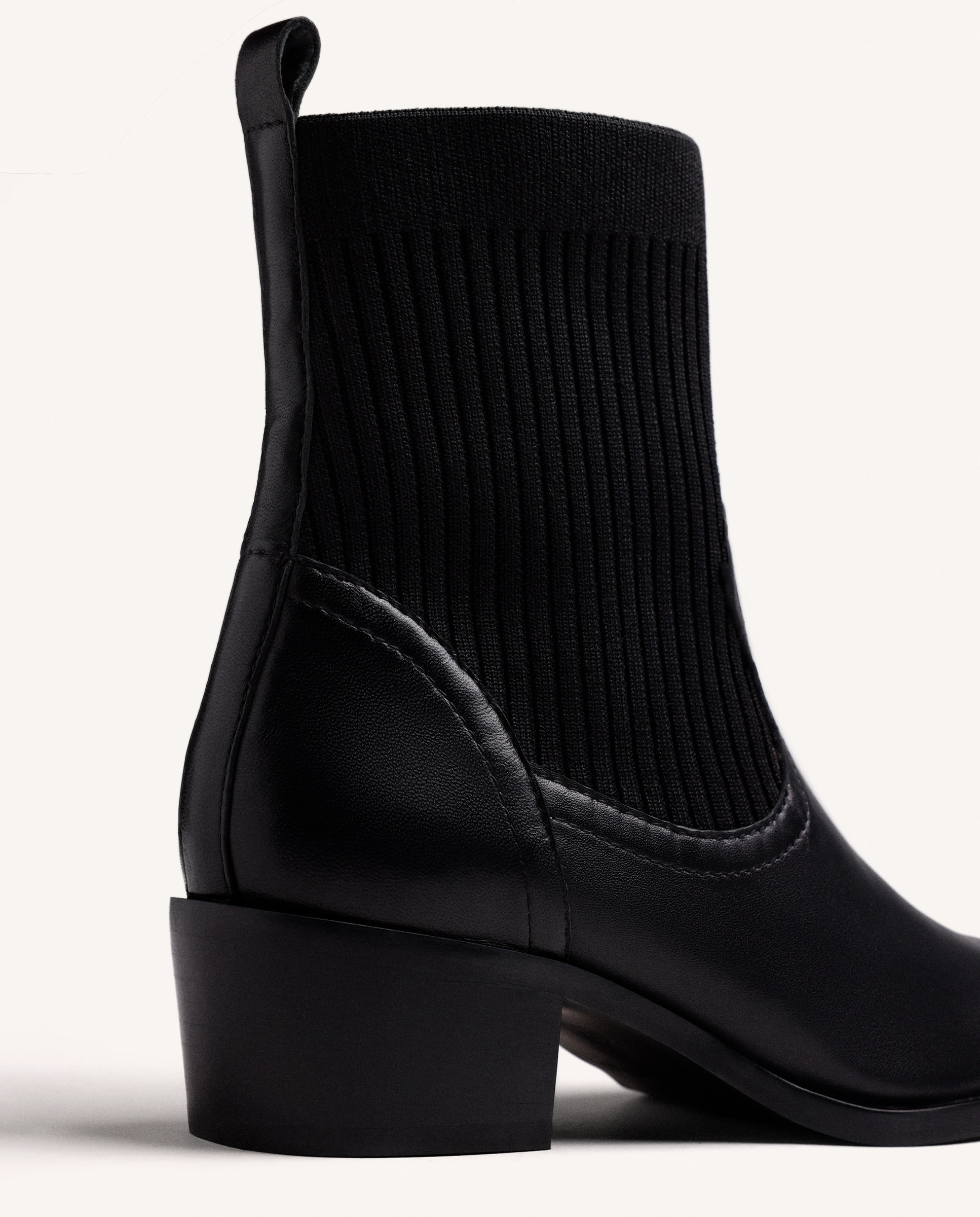 Botins Cowboy de Pele com Cano Tipo Meia e Tacão Cubano Preto-4