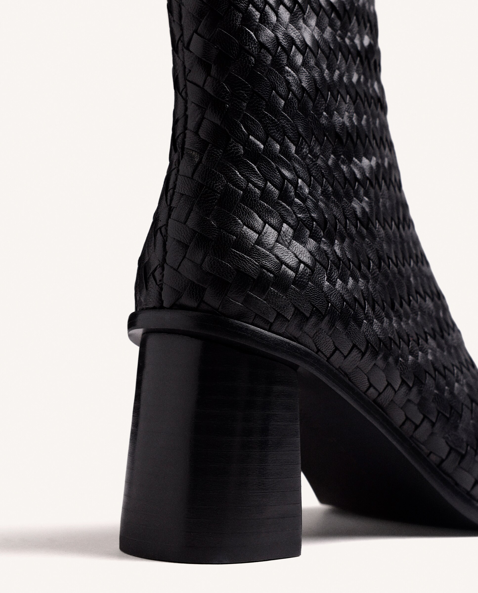 Botins Básicos de Pele Entrançada À Mão Preto-4
