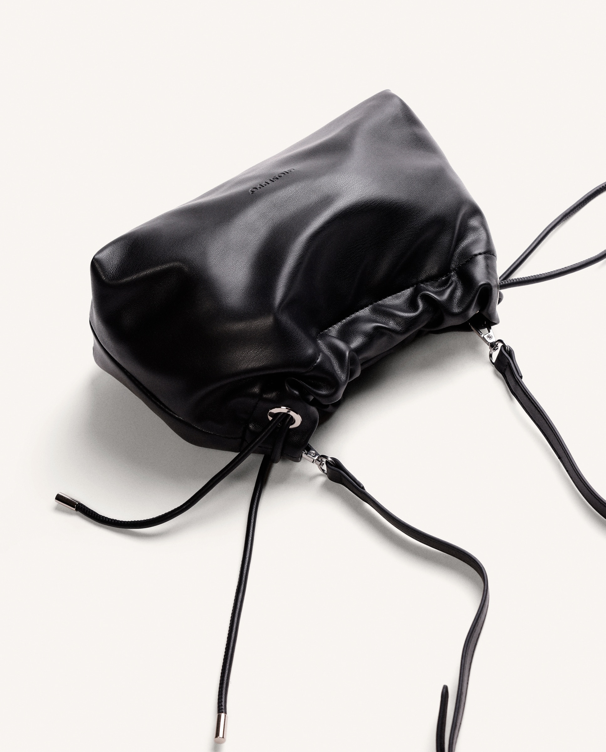Mala Tipo Bucket com Fecho de Cordão Ajustável Preto-4