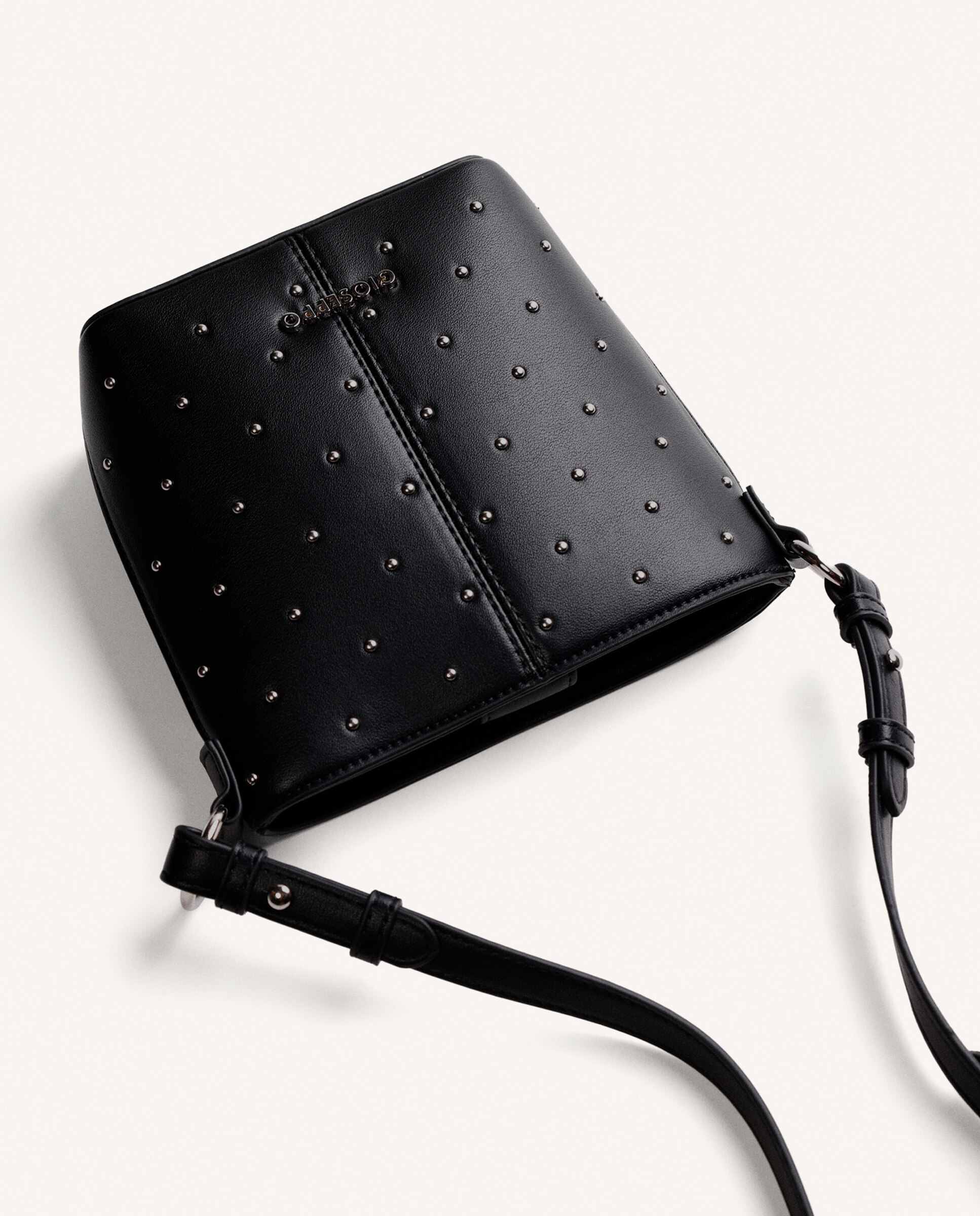Mala Tipo Bucket com Set de Tachas com Fecho Magnético Preto-4